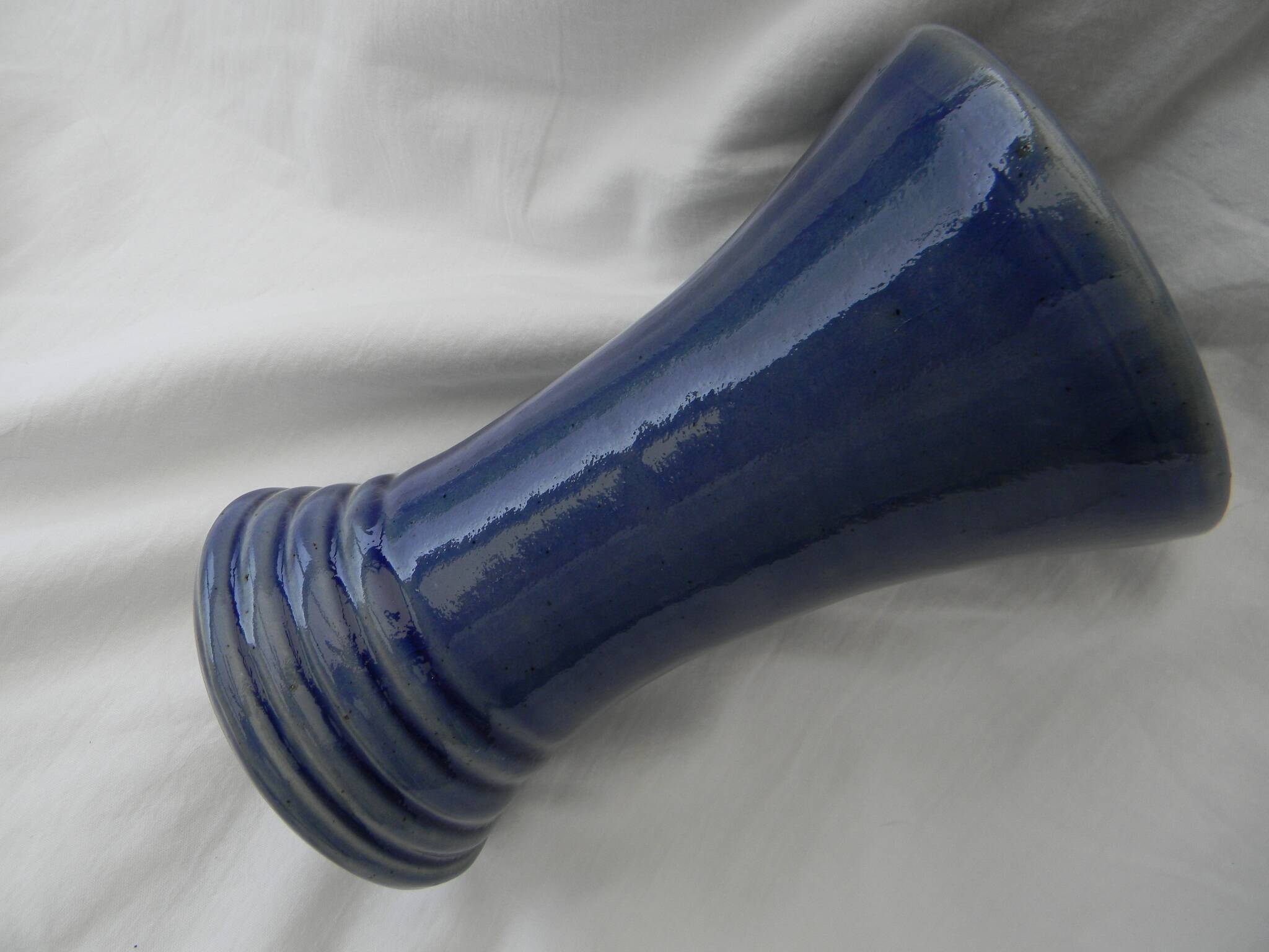 Vase bleu en grès vernissé  de ST AMAND EN PUISAYE.  Signé Fabrice Normand.
