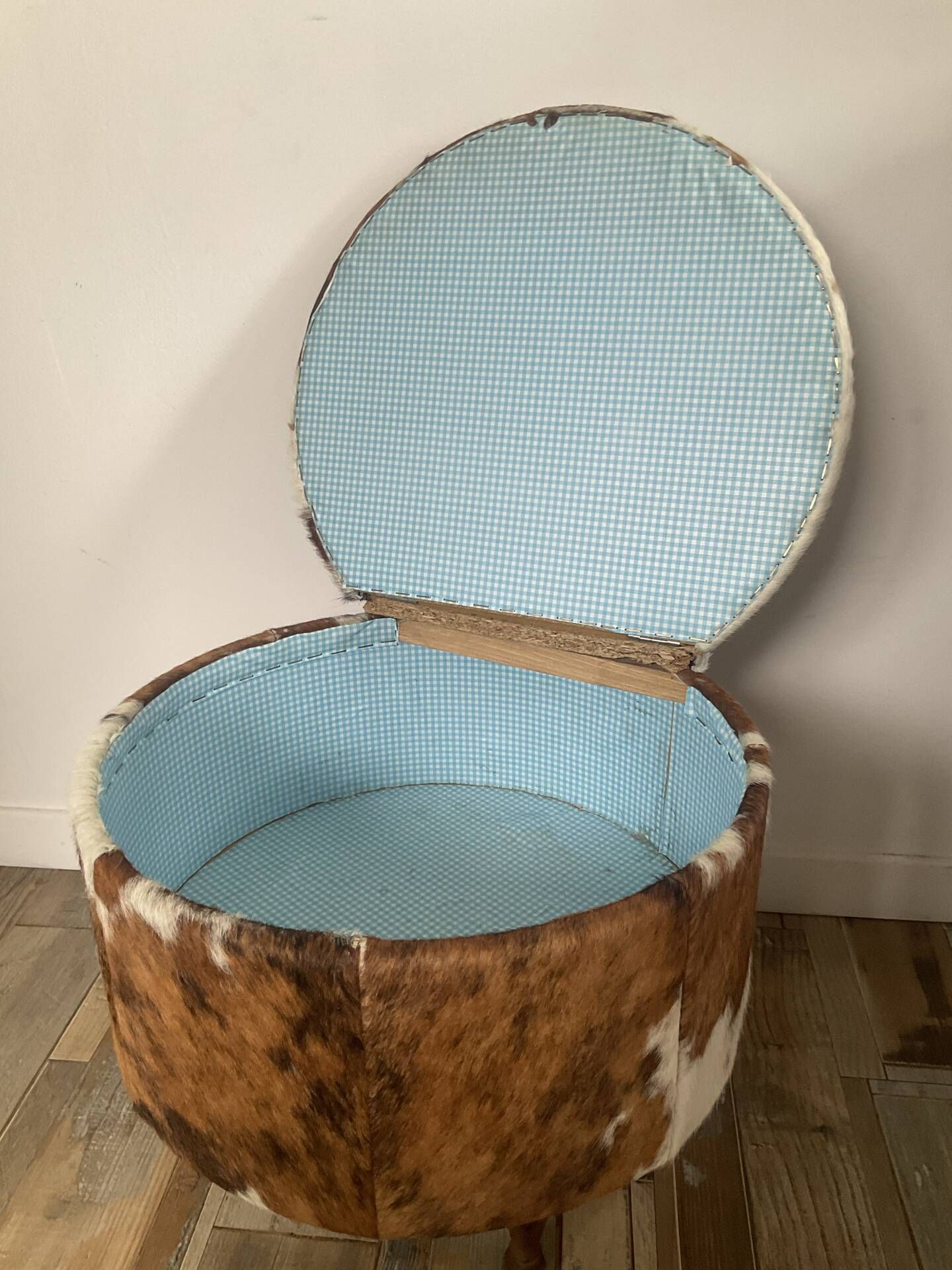 Tripod storage pouffe in wood and cowhide from the 60s-70s.