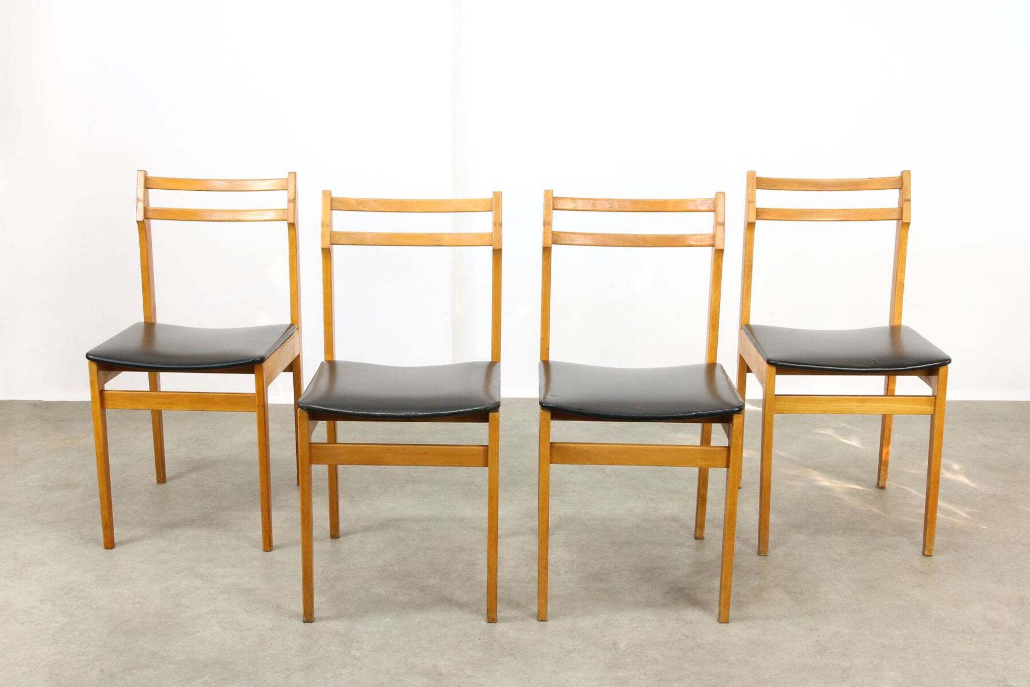 Vintage Chairs in style of Gio Ponti, 1970, set of 4