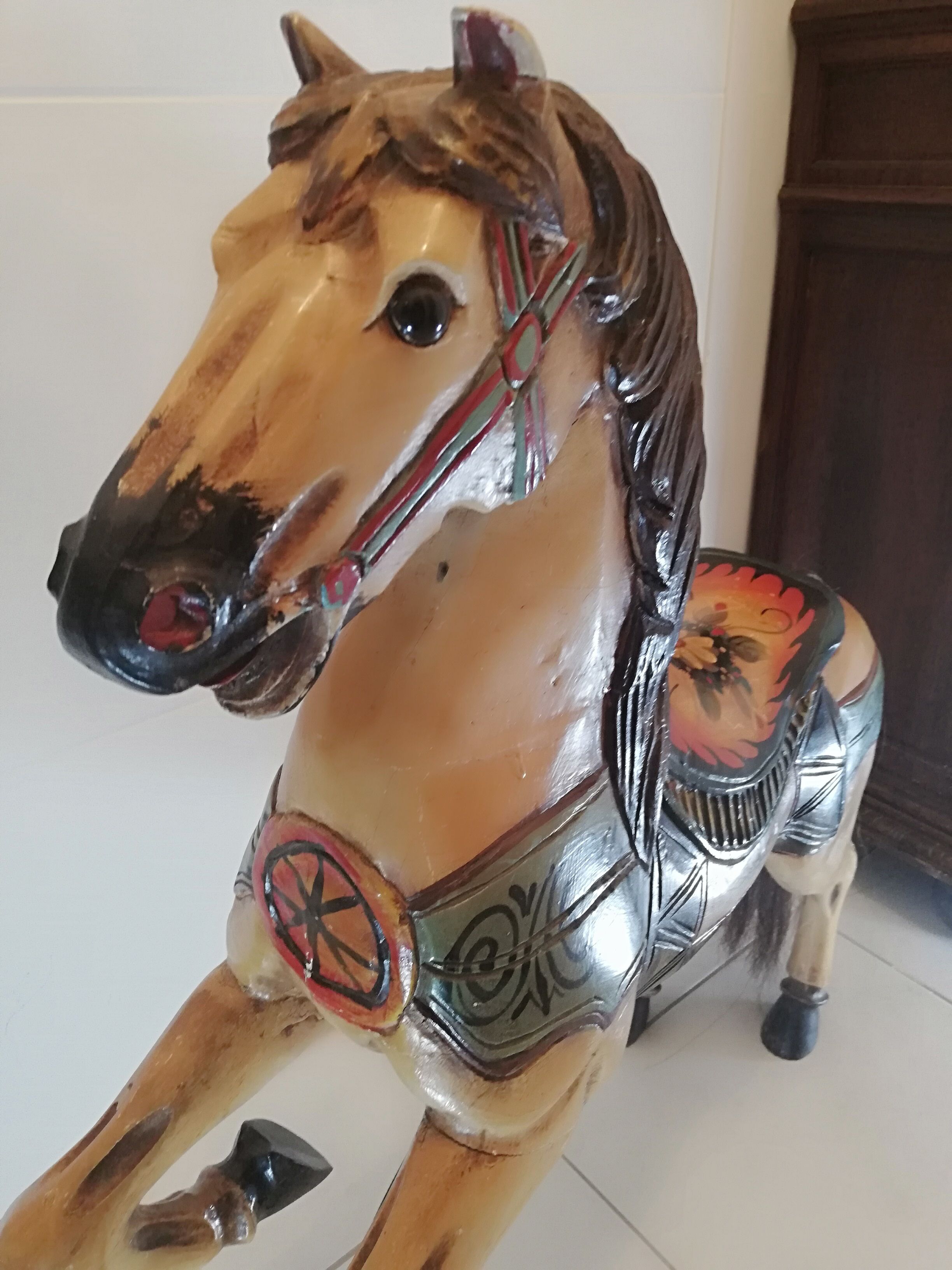 Cheval cabré de manège ou de carrousel forain en bois