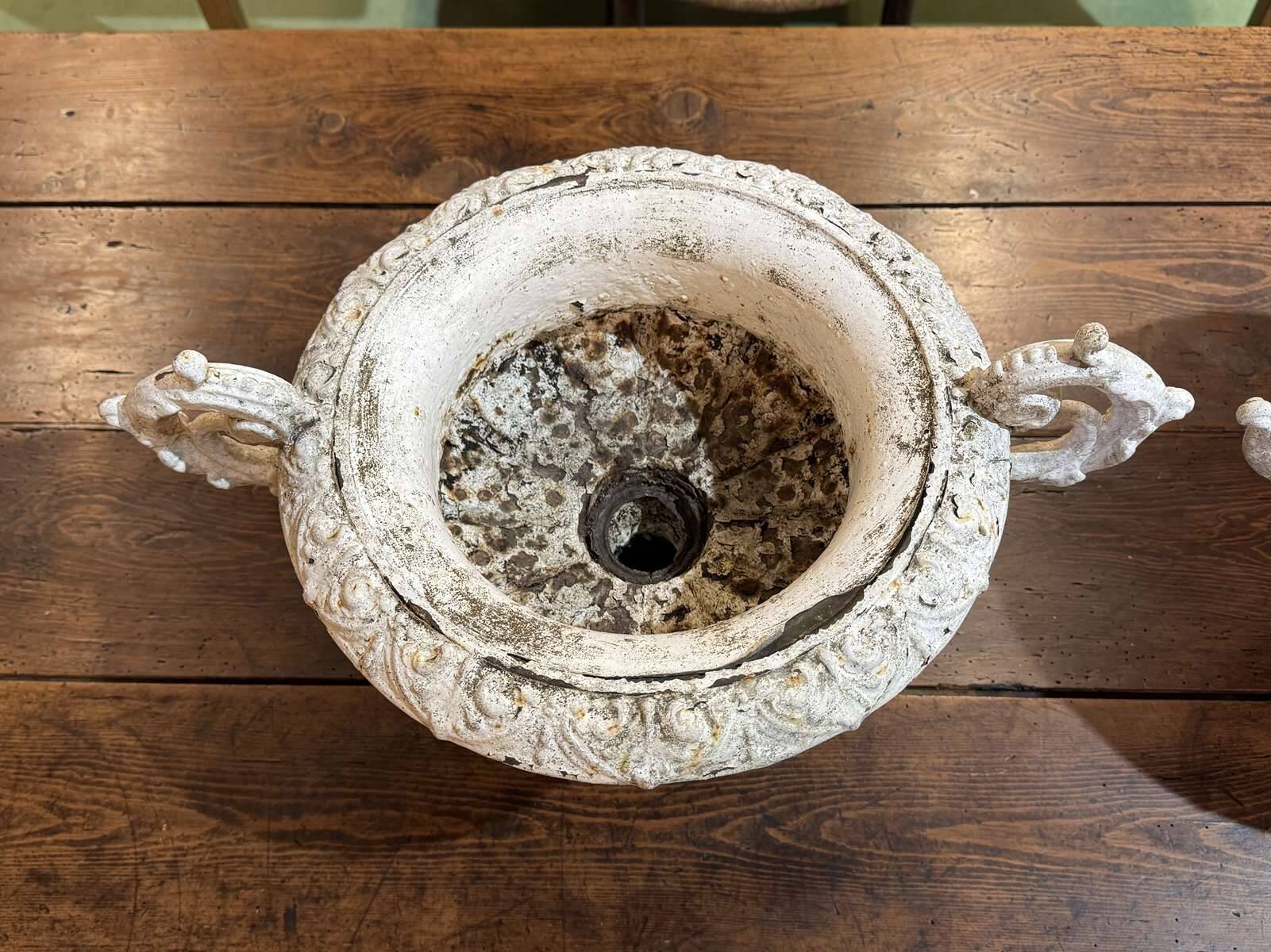 Pair of Medici vases in cast iron from the 19th century.