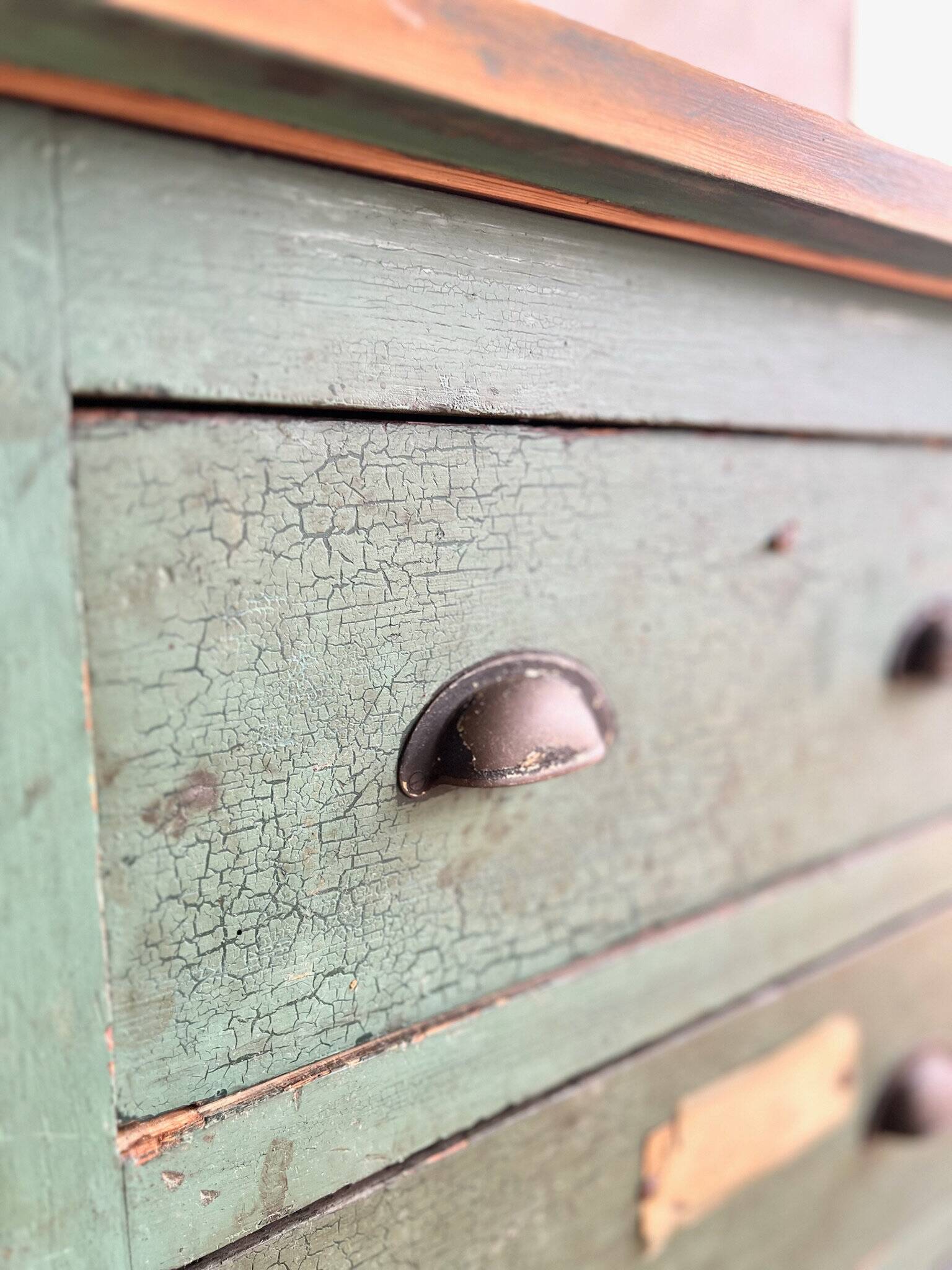 Old workshop drawer unit with original patina.