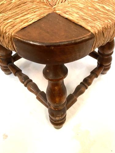 Tabouret rustique en bois et assise paille naturelle XX siècle