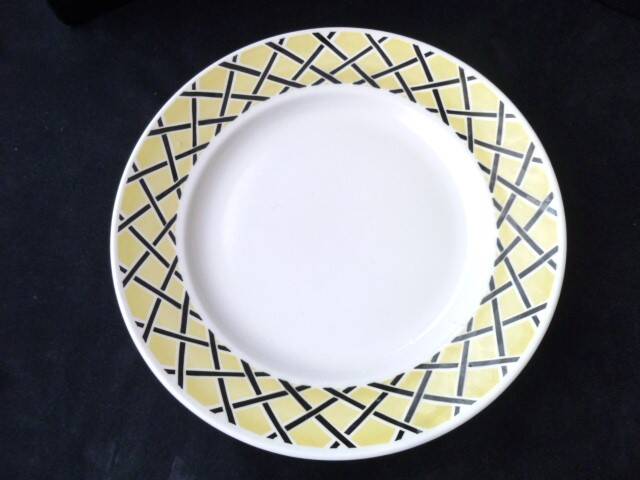 Plat rond semi-creux en faïence de Badonviller