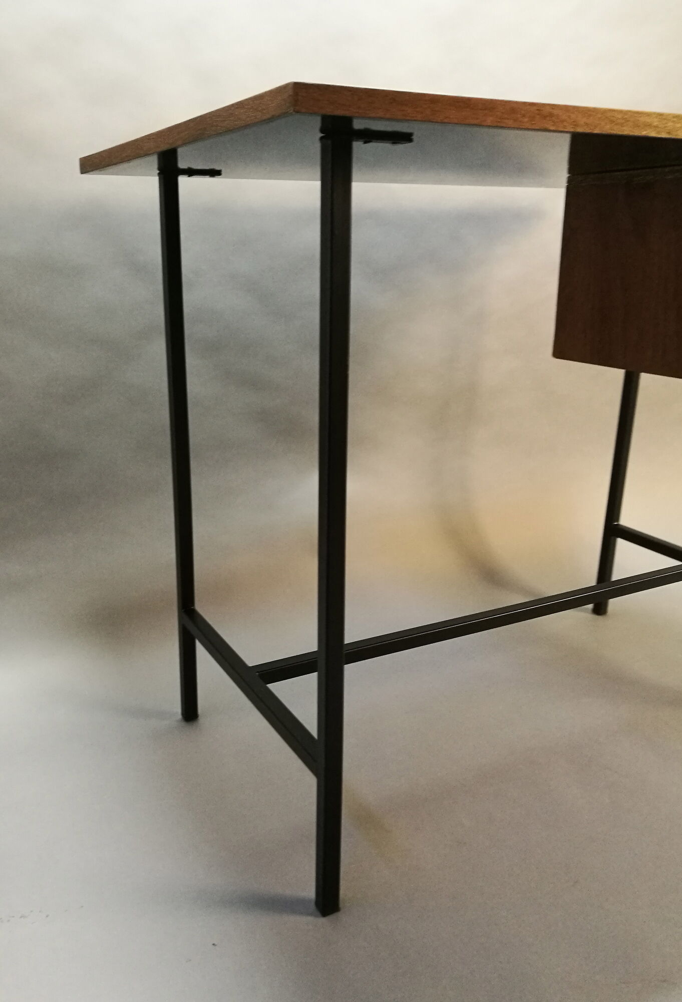 Bureau des années 50/60 en formica noir, acajou, doré