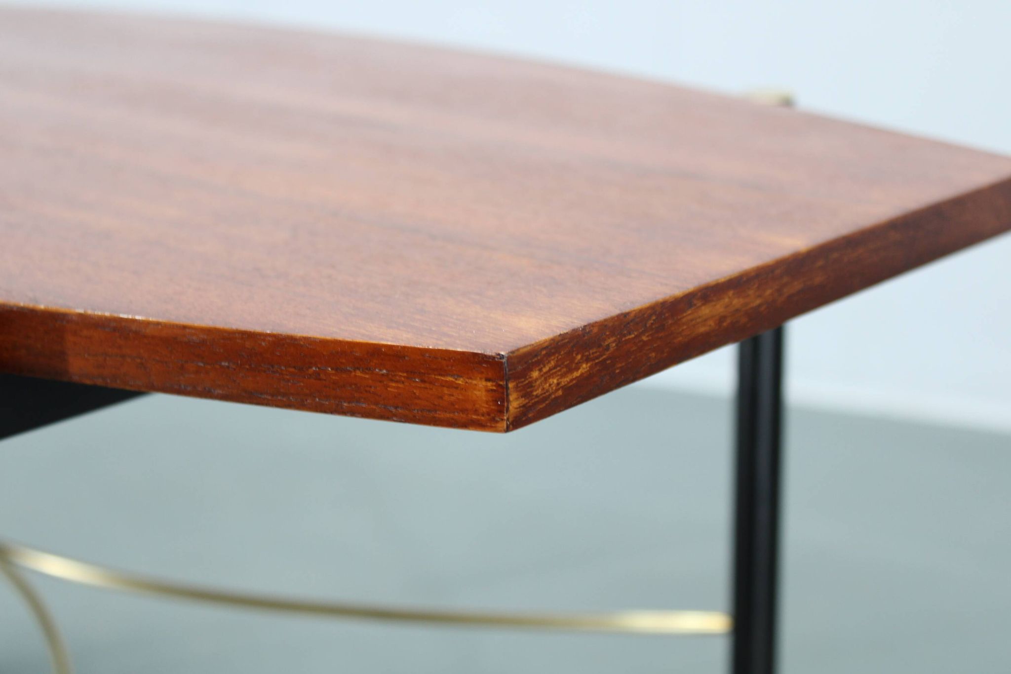 Table basse italienne des années 1970, placage en teck, piètement en métal et laiton
