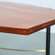 Table basse italienne des années 1970, placage en teck, piètement en métal et laiton