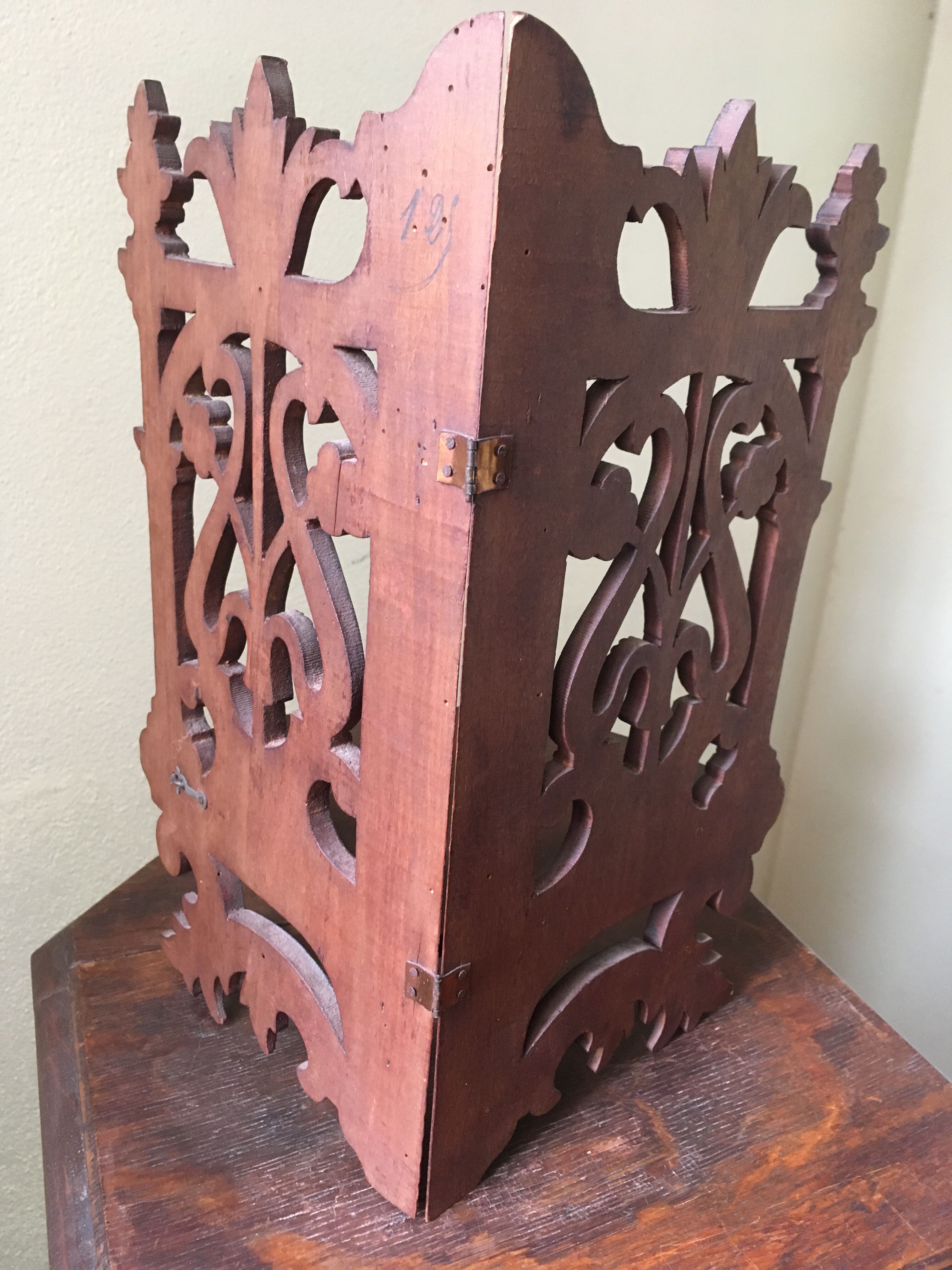 Small corner shelf in solid wood singable foldable art nouveau