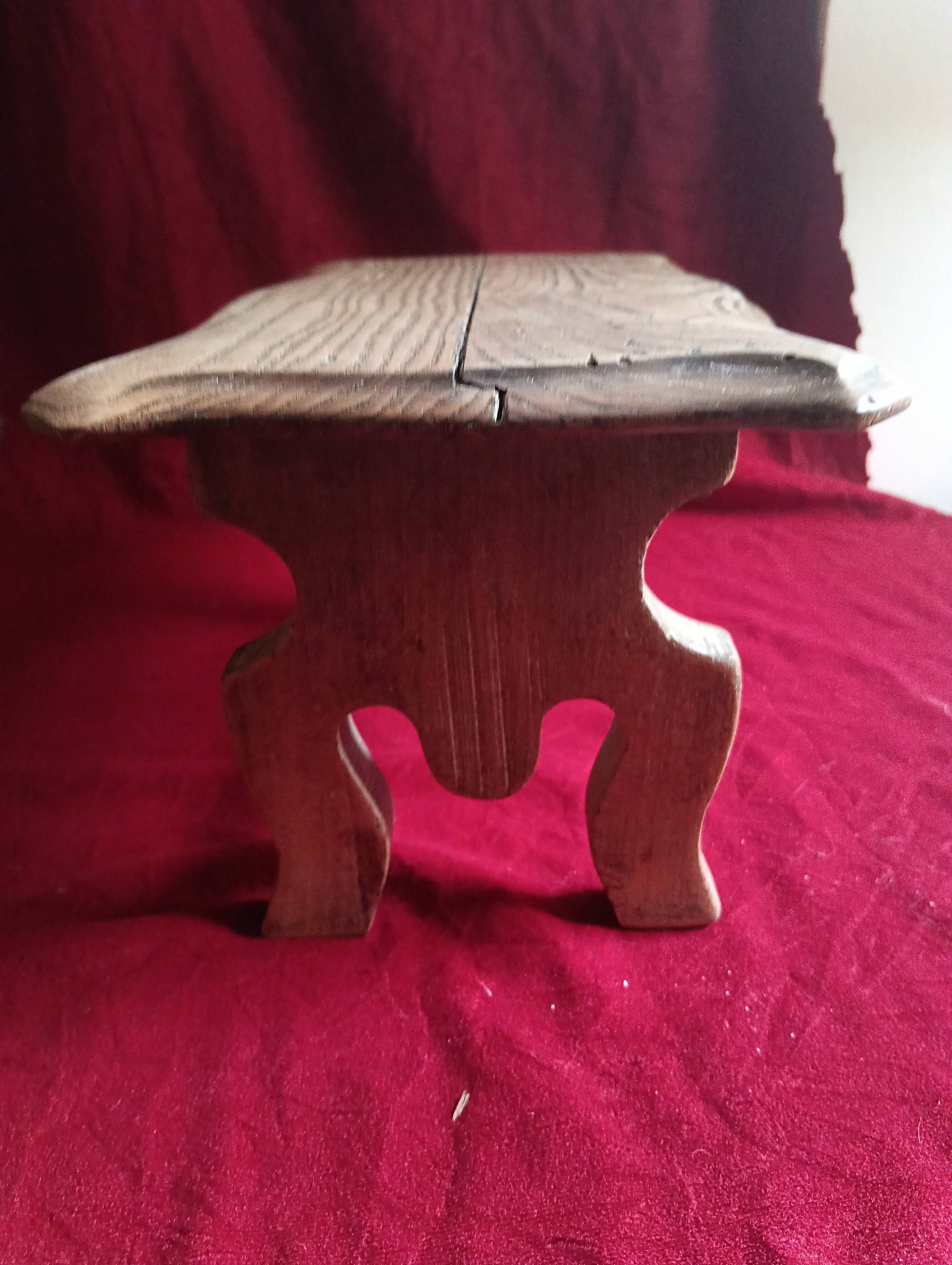 Small bench / footrest in oak