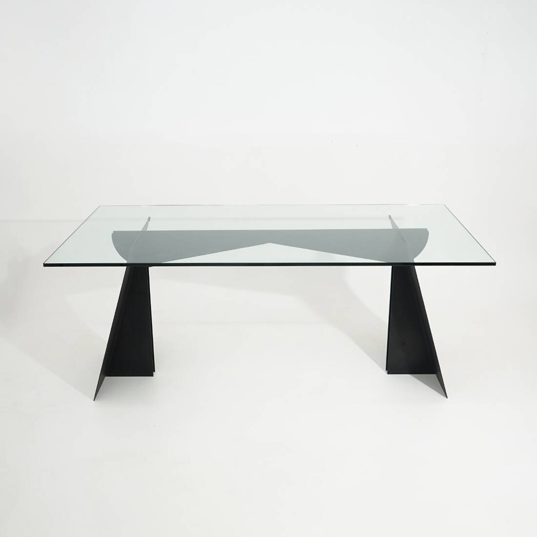 Table en verre et métal noir, années 1970