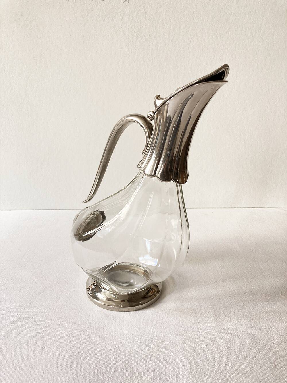 Ewer, decanter in silver-plated metal and glass