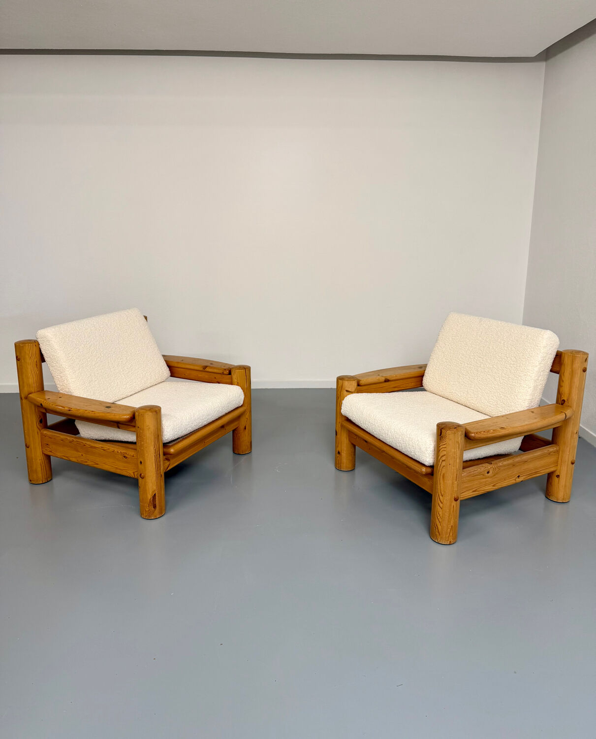 Set of 2 armchairs in solid pine with boucle fabric, 1970s Scandinavian design.