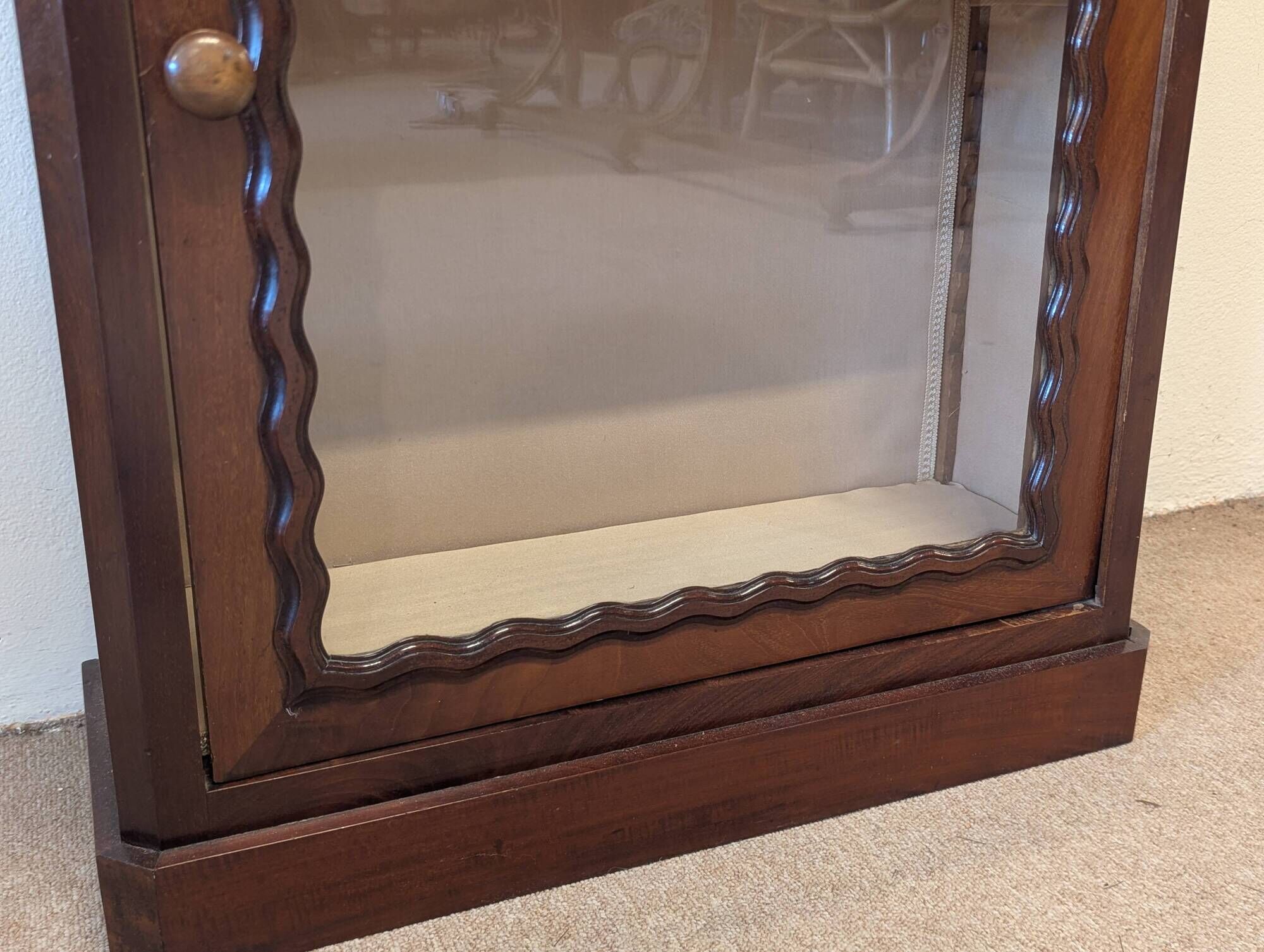 Mahogany display cabinet from the late 19th century, for standing or wall mounting.