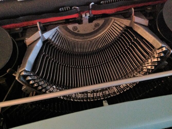 Machine à ecrire Olivetti Lettera 32 / vintage années 60