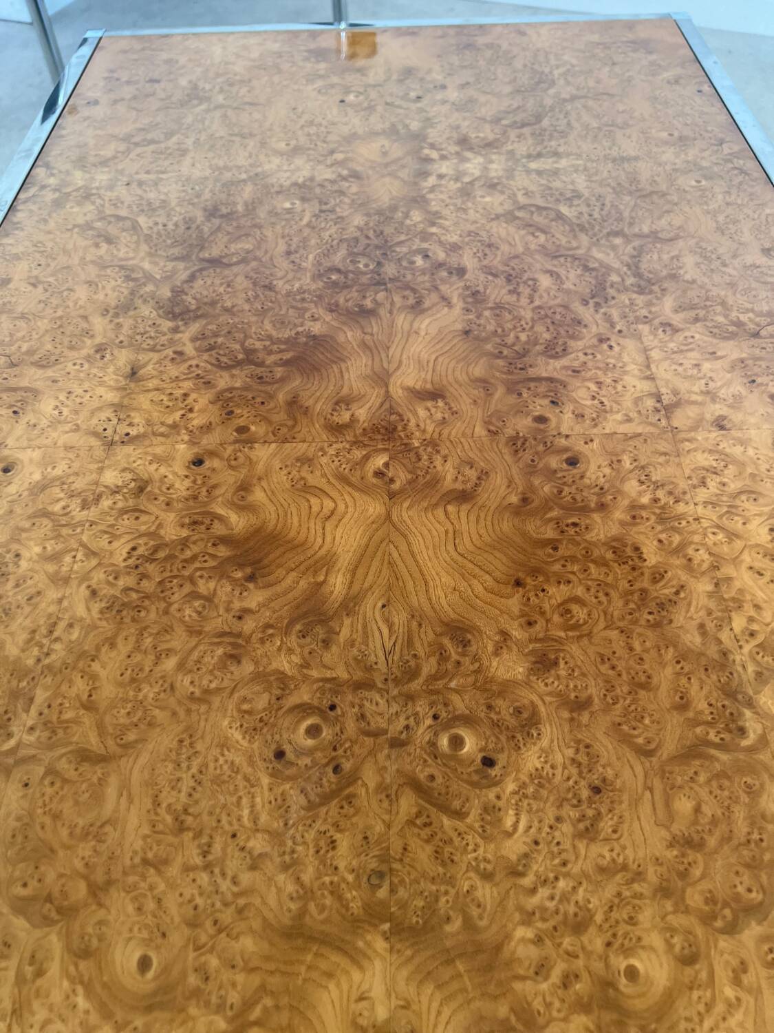 Old Italian design coffee table from the 70s in elm burl and metal / Willy Rizzo