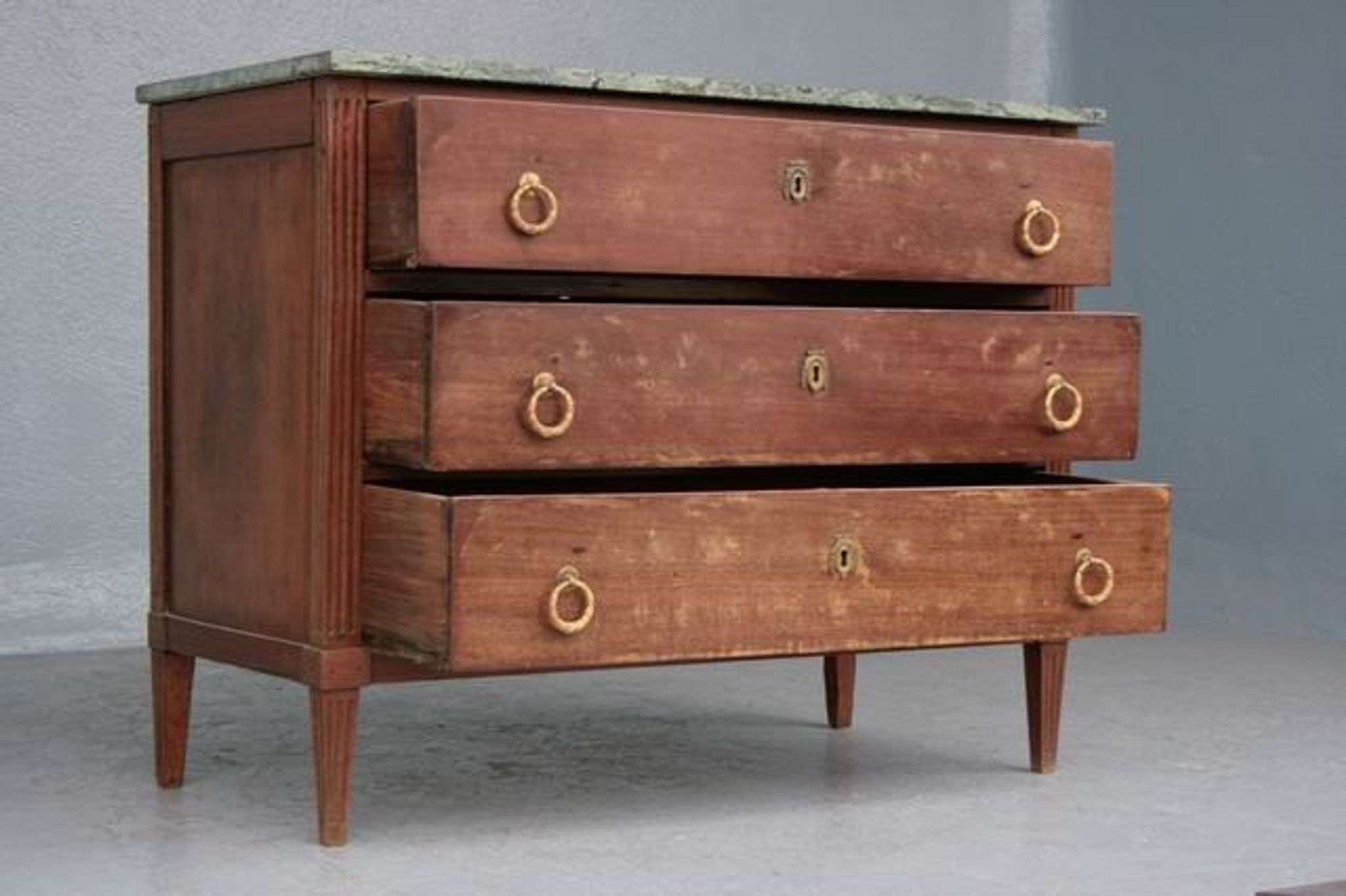 Commode de style Louis XVI en acajou