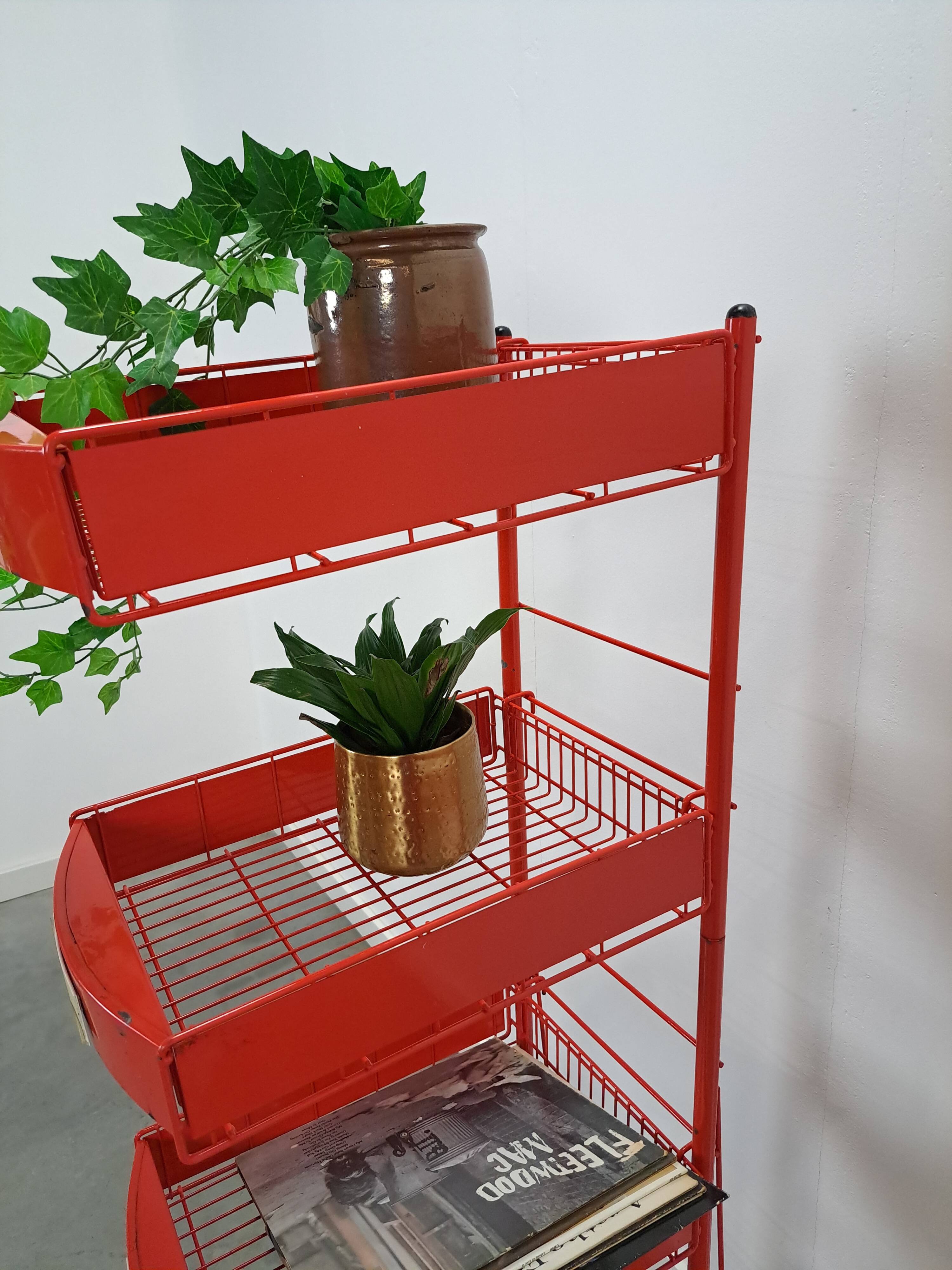 Rood metalen winkelvitrine winkelrek met manden vintage