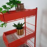 Rood metalen winkelvitrine winkelrek met manden vintage