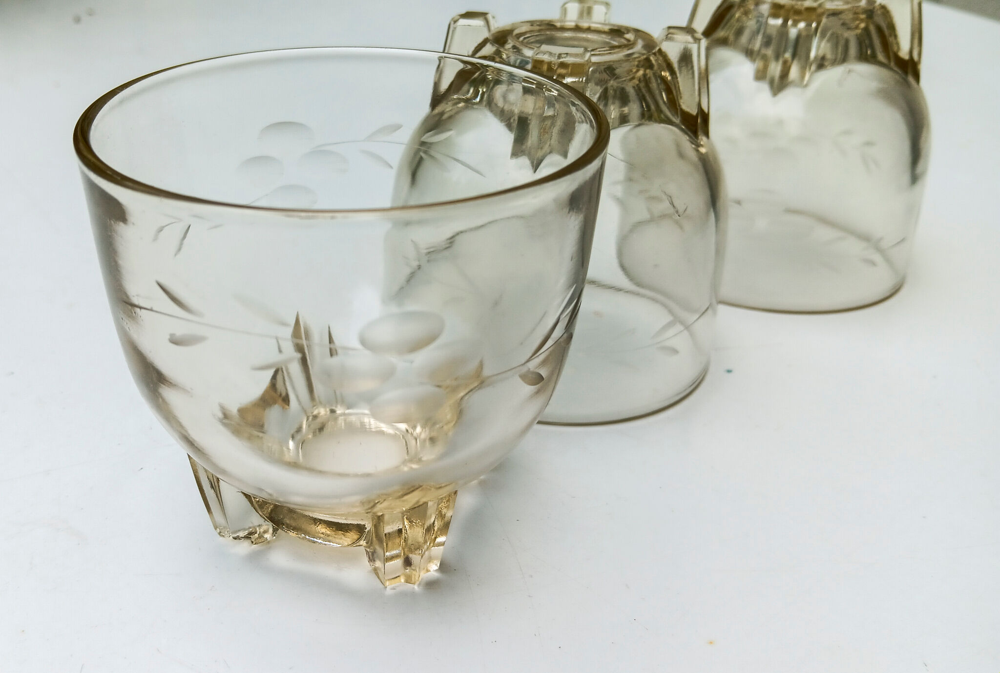 3 low glasses on Art Deco stand