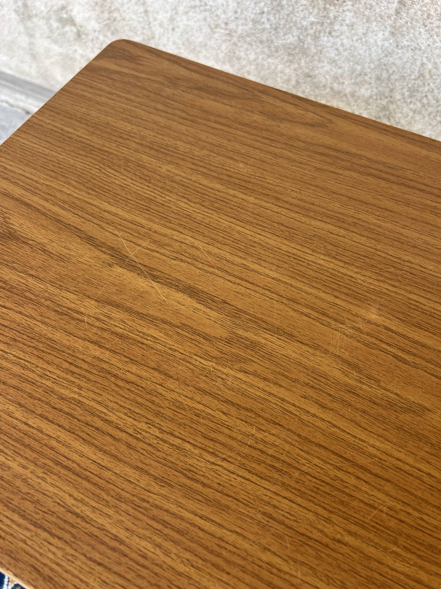 Petite table basse vintage en Formica - pieds Eiffel