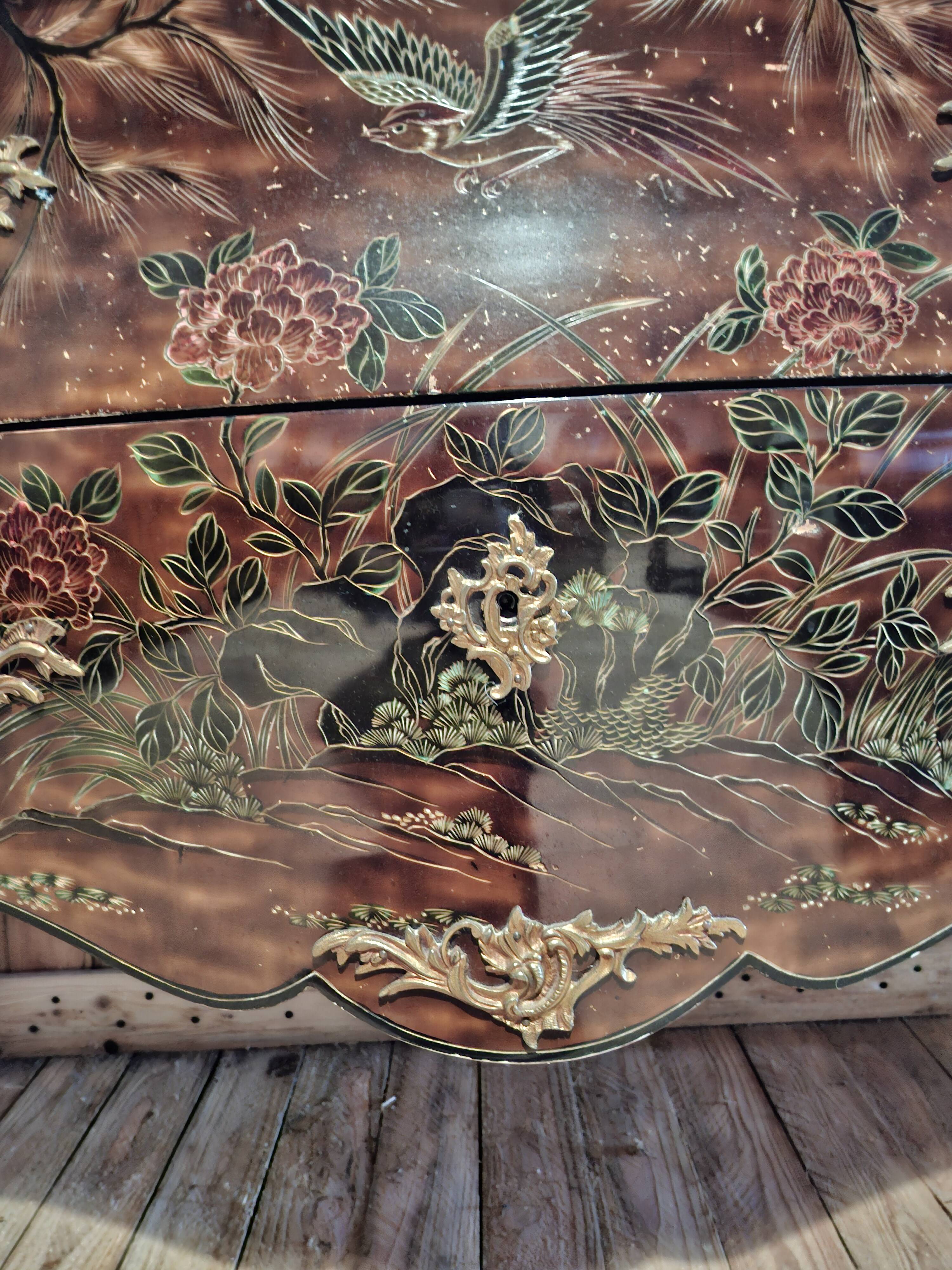 Commode sauteuse galbée en laque à décor Chinois époque début XXeme (om)