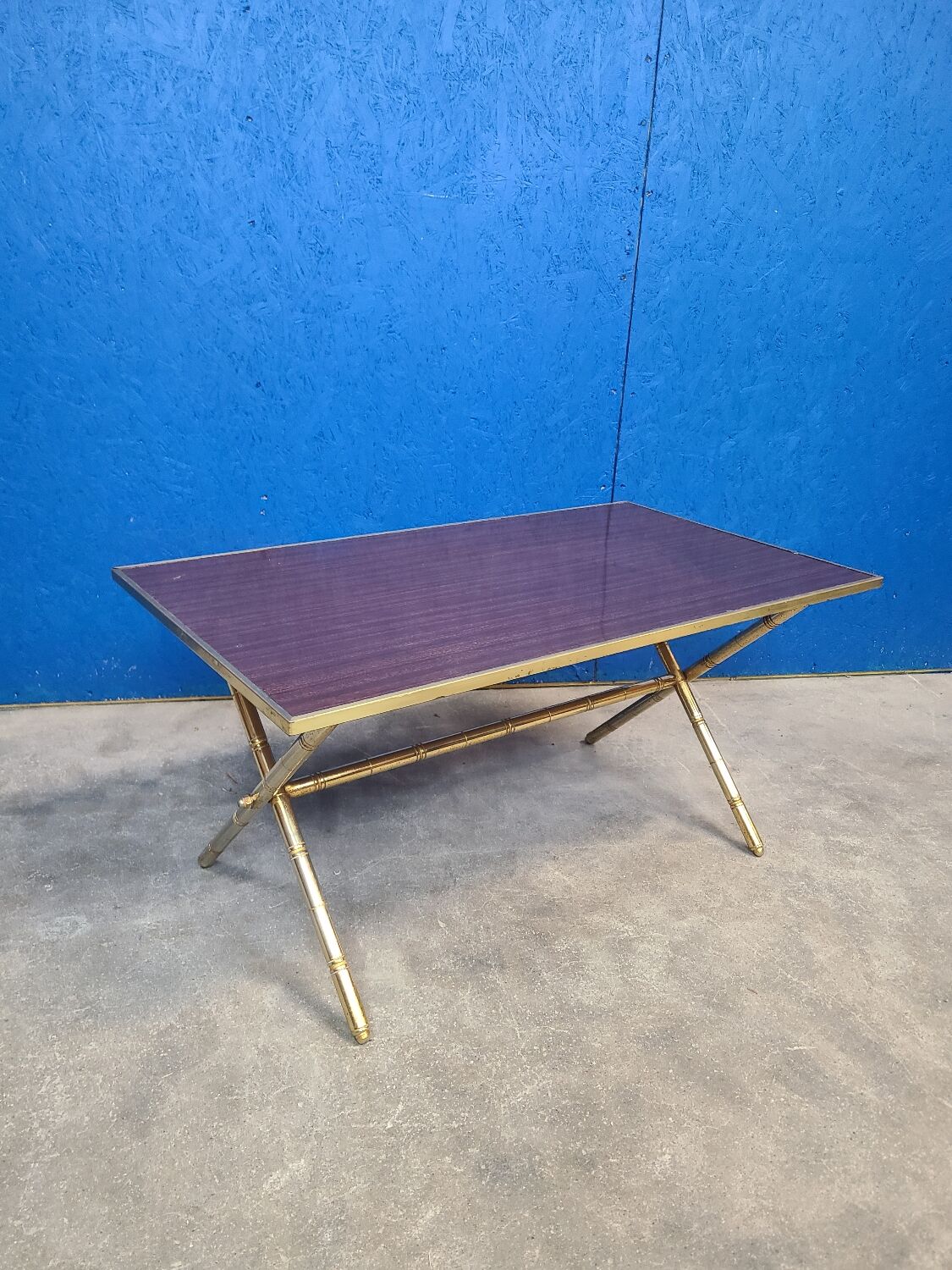 Table basse pied bambou doré et formica palissandre 1972
