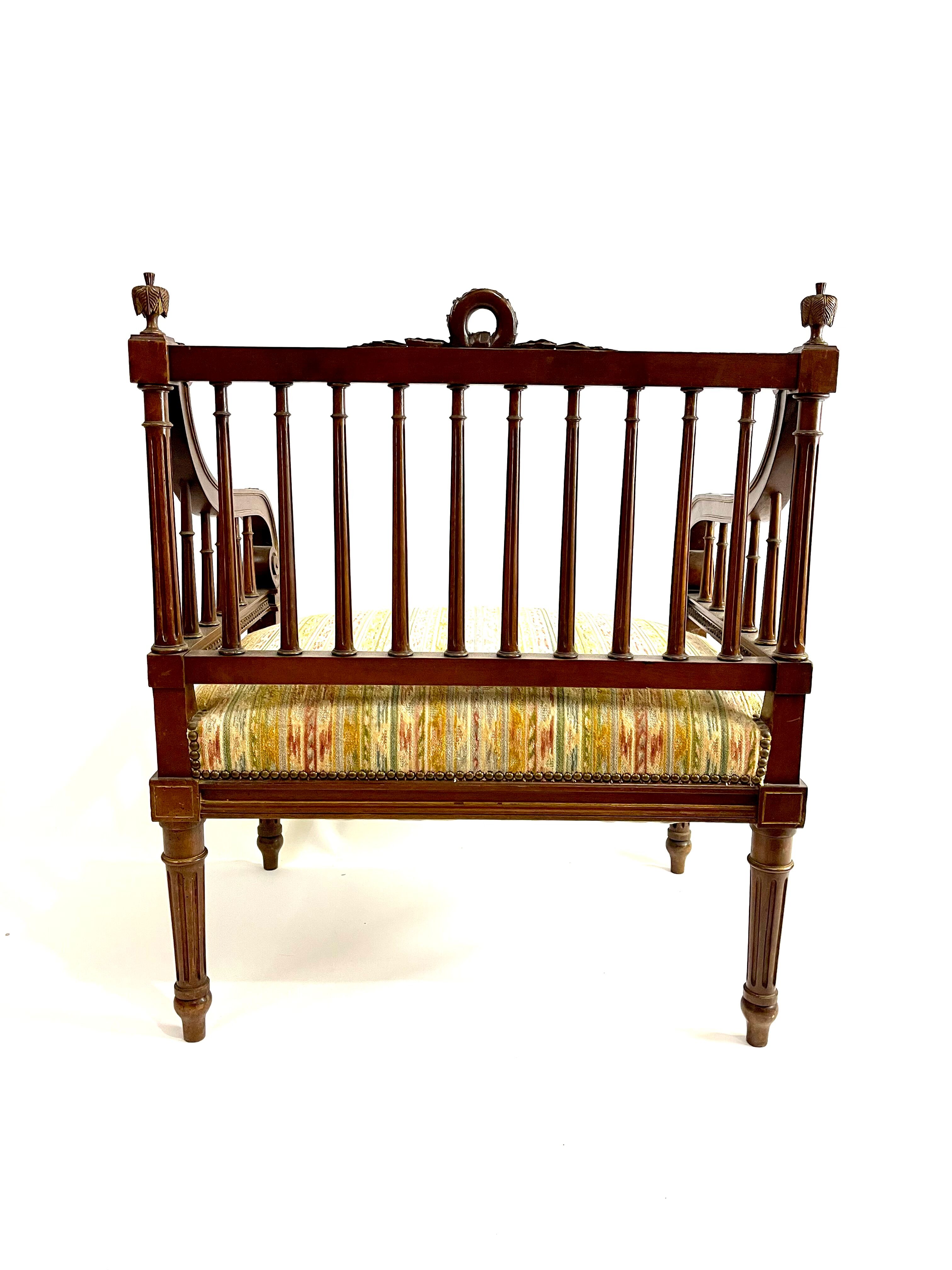 Ancien fauteuil style Louis XVI assise large