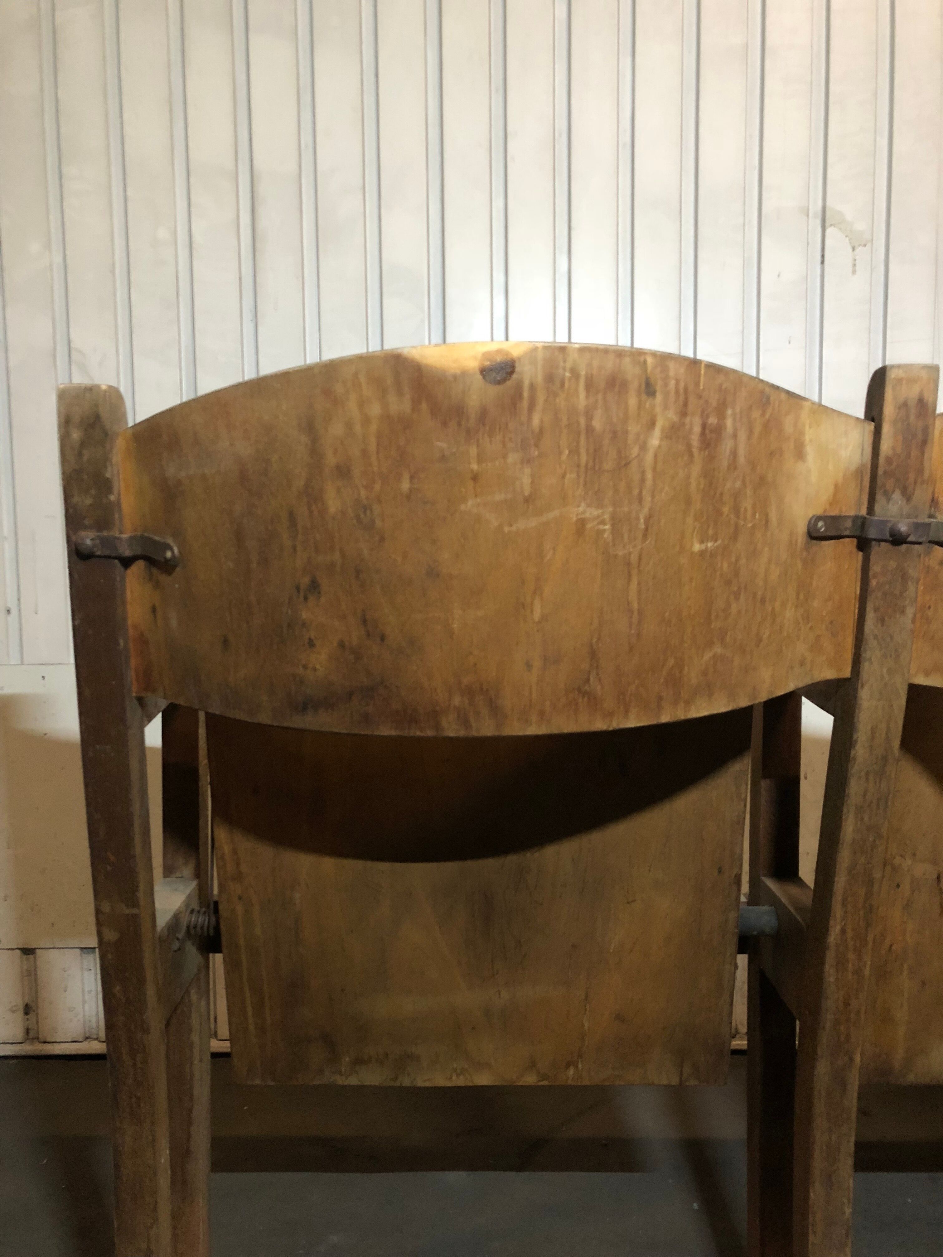 Paire de fauteuils de cinéma en bois