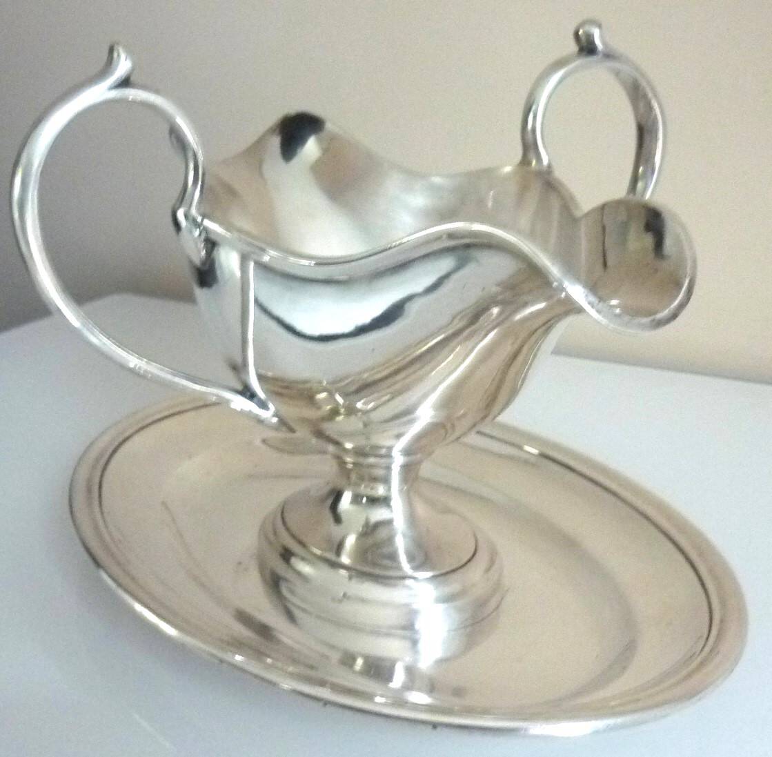 Large gravy boat on its frame, silver metal Cailar Bayard, 19th century