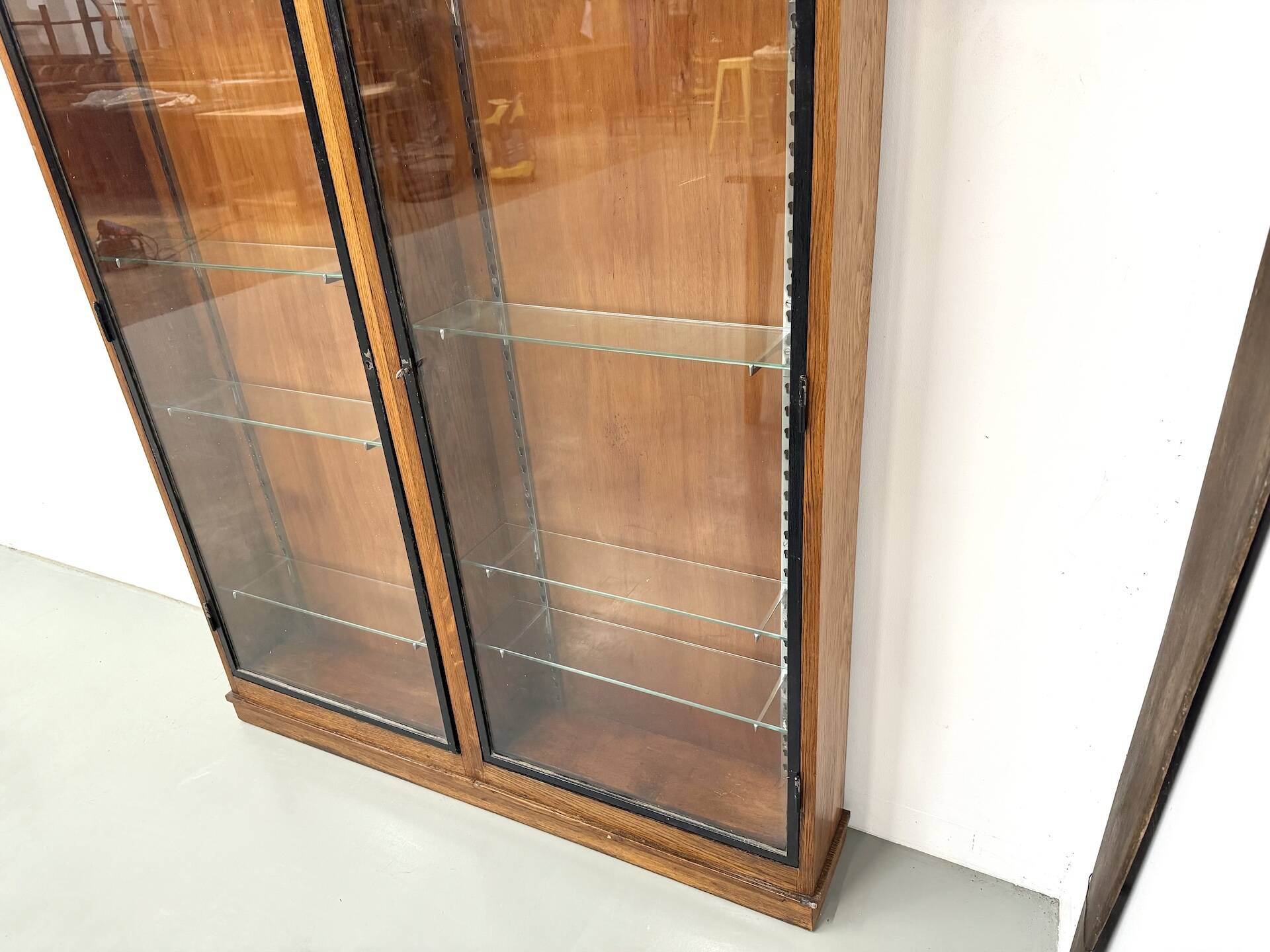 Vitrine de présentation murale Siegel Paris – Chêne & Verre – 1950