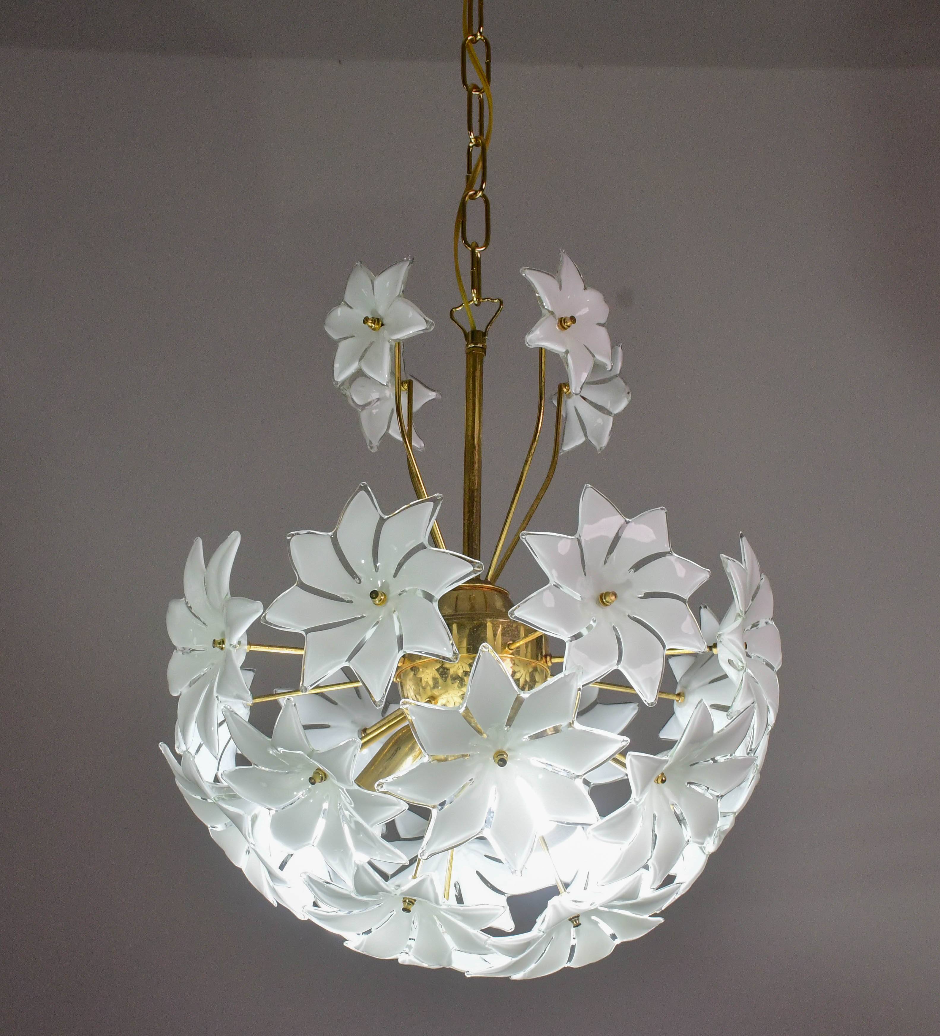 Charmant luminaire en verre de Murano Spoutnik fleurs blanches, années 1970