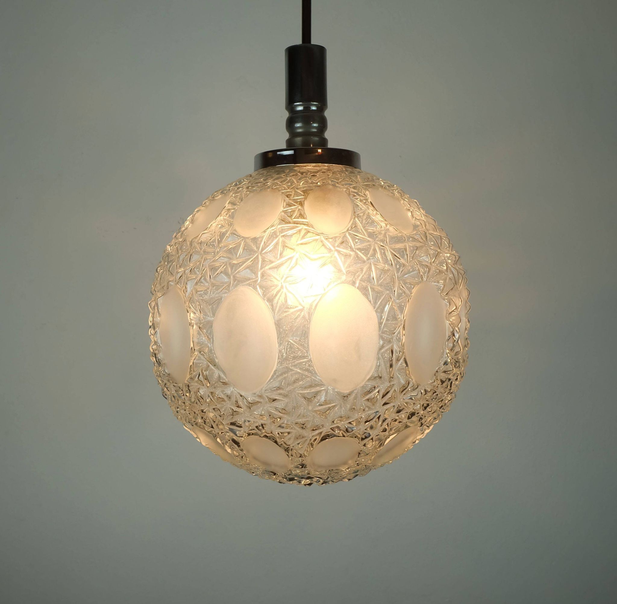 Lustre du milieu du siècle Richard Essig en verre structuré et chrome des années 1960-70.