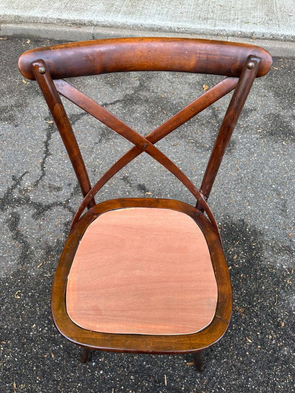 4 bistro chairs with curved wooden backs and cross braces / Crossback
