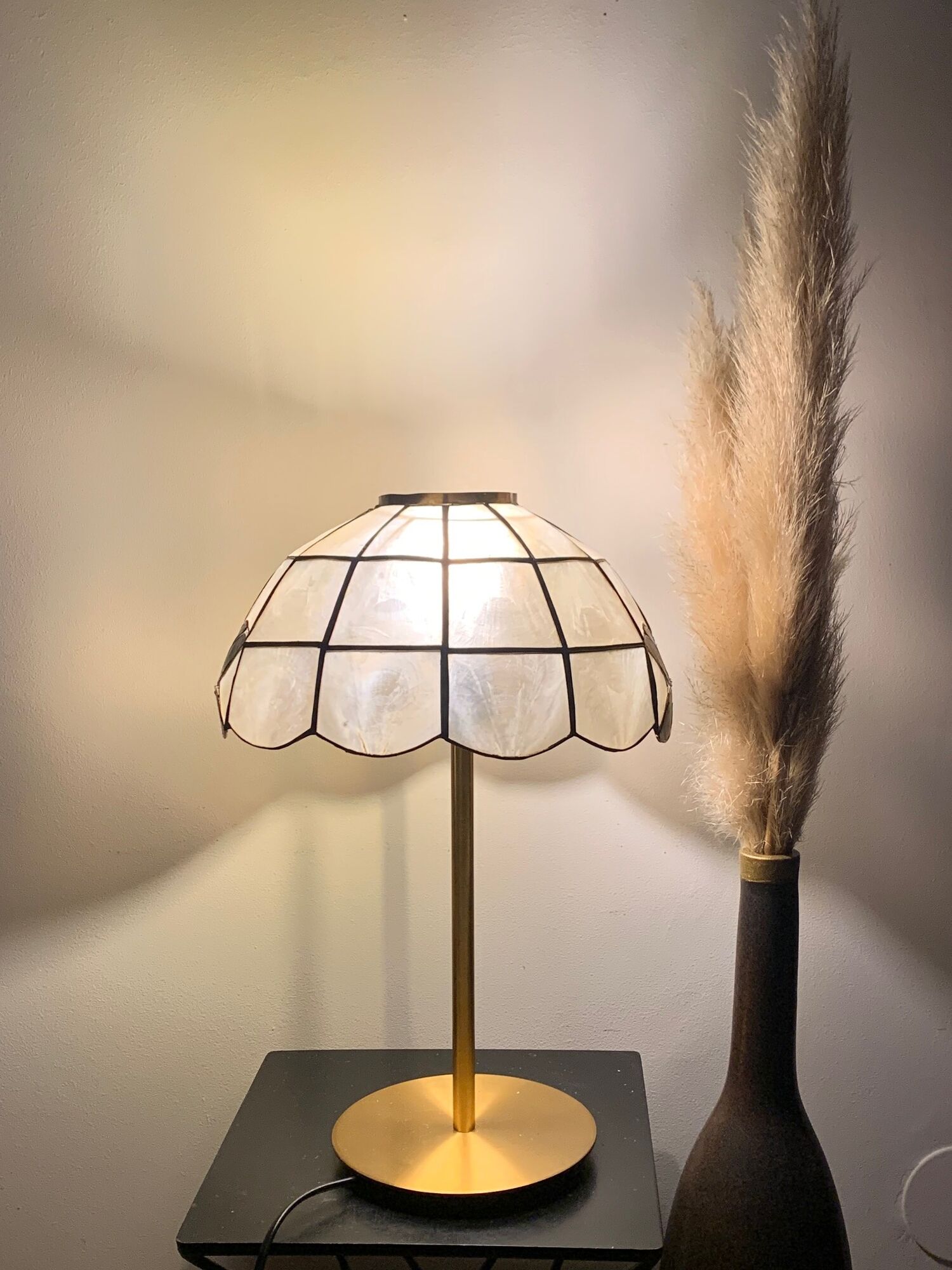 Table lamp with a vintage mother-of-pearl lampshade set
