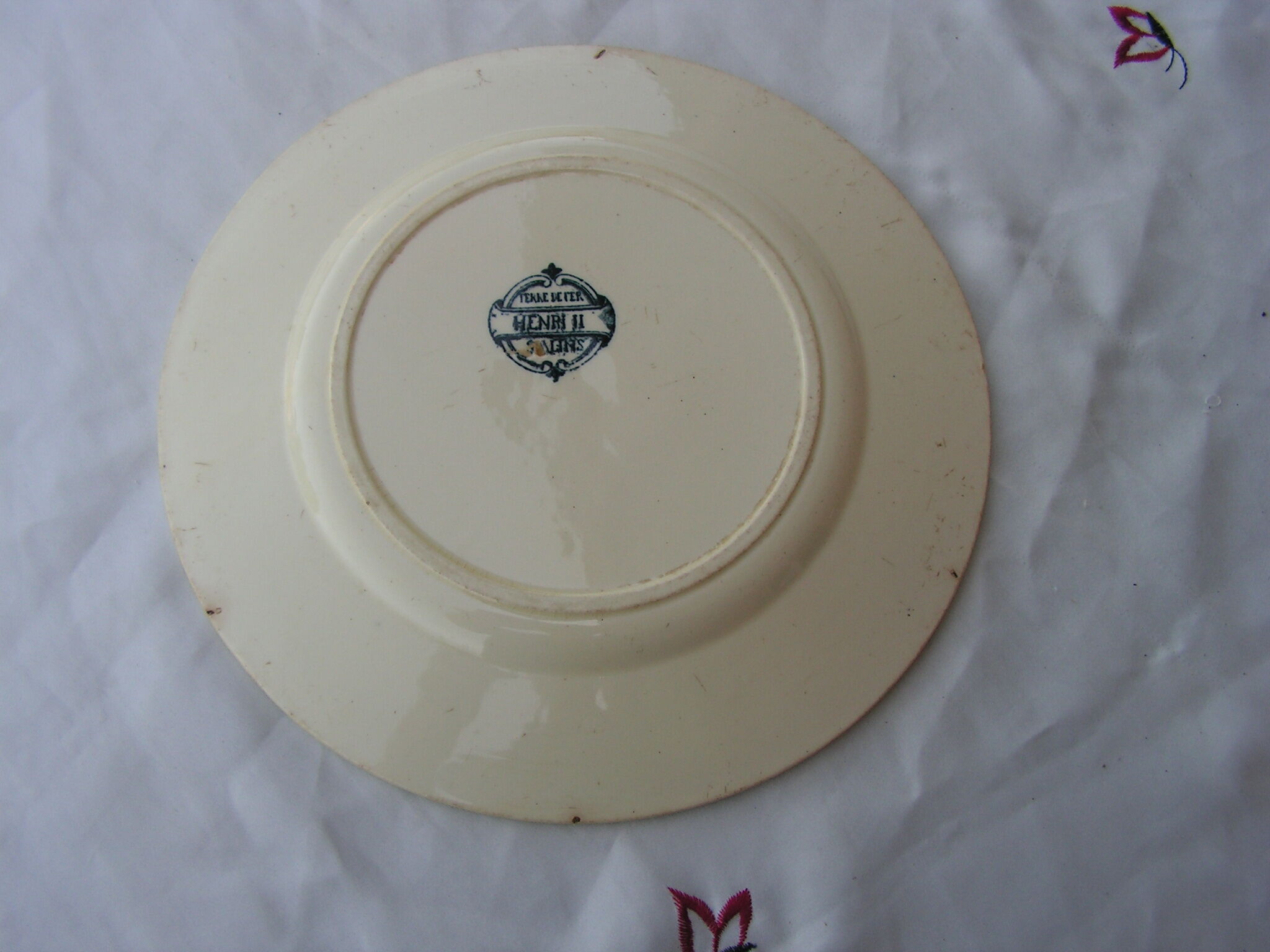 Flat plate in faience iron earth Henri II