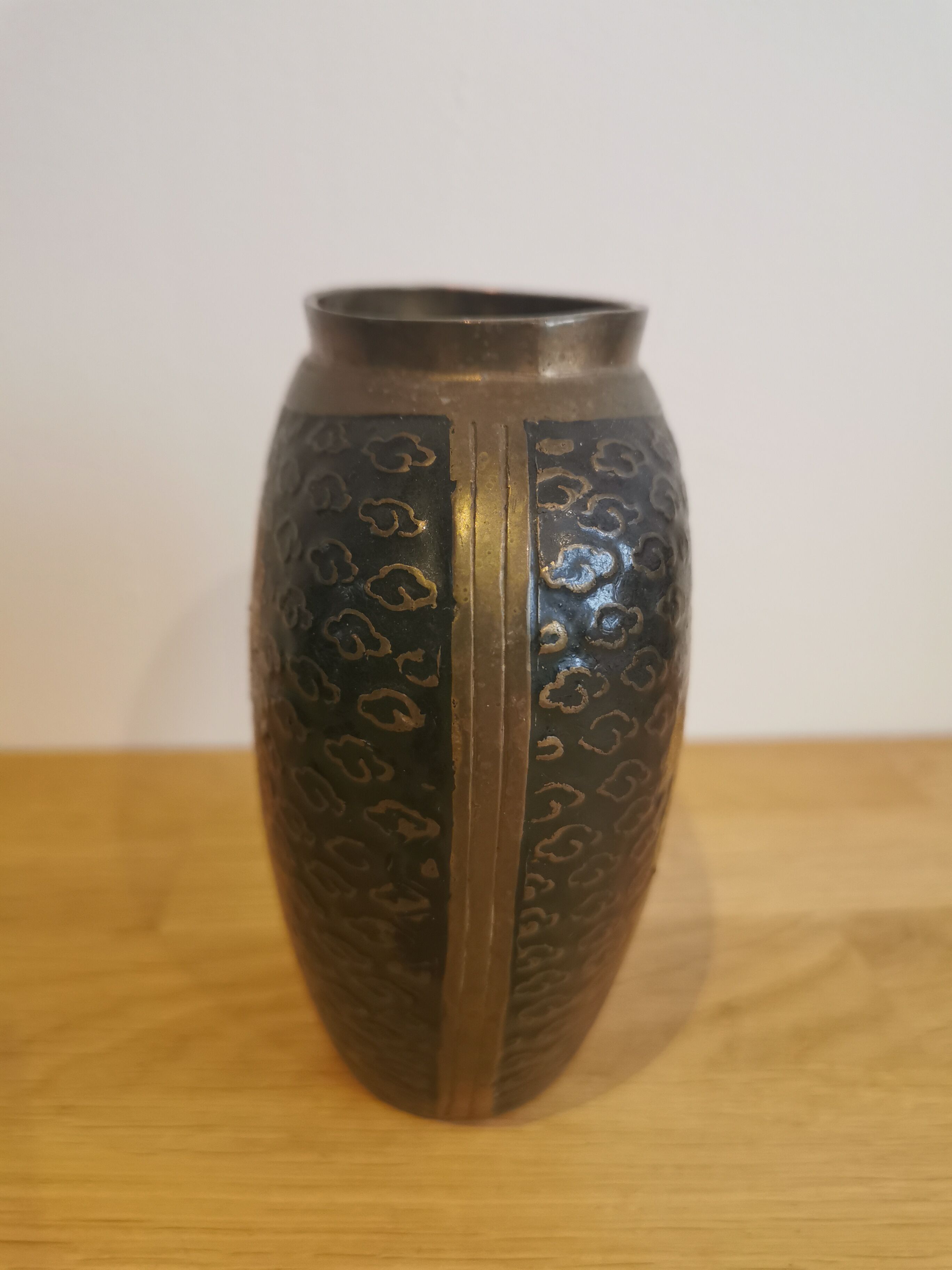 small vase in chiseled brass Japanese decoration