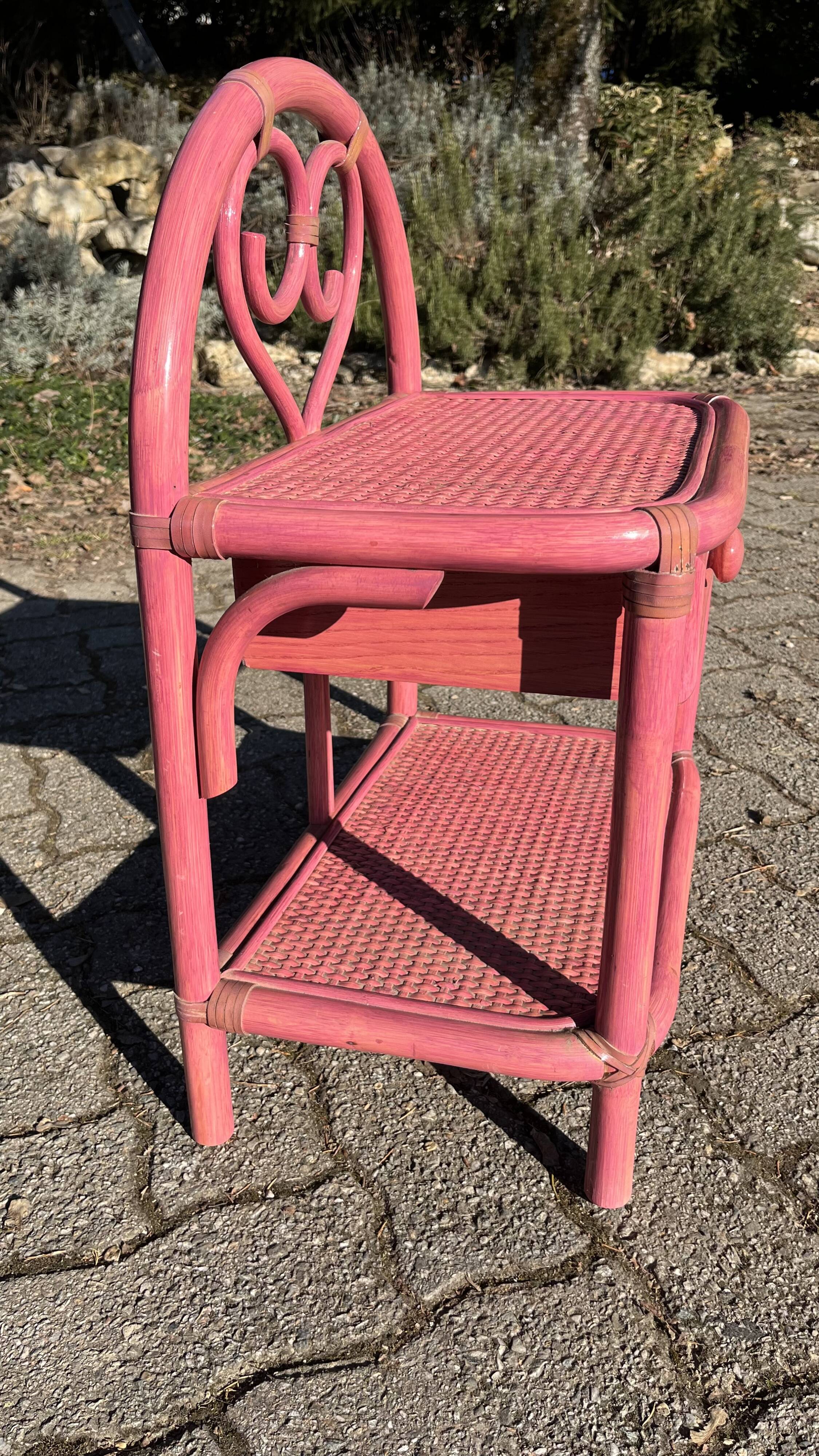 Chevet en rotin rose