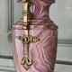 Paire d’urnes en marbre rose et bronzes dorés