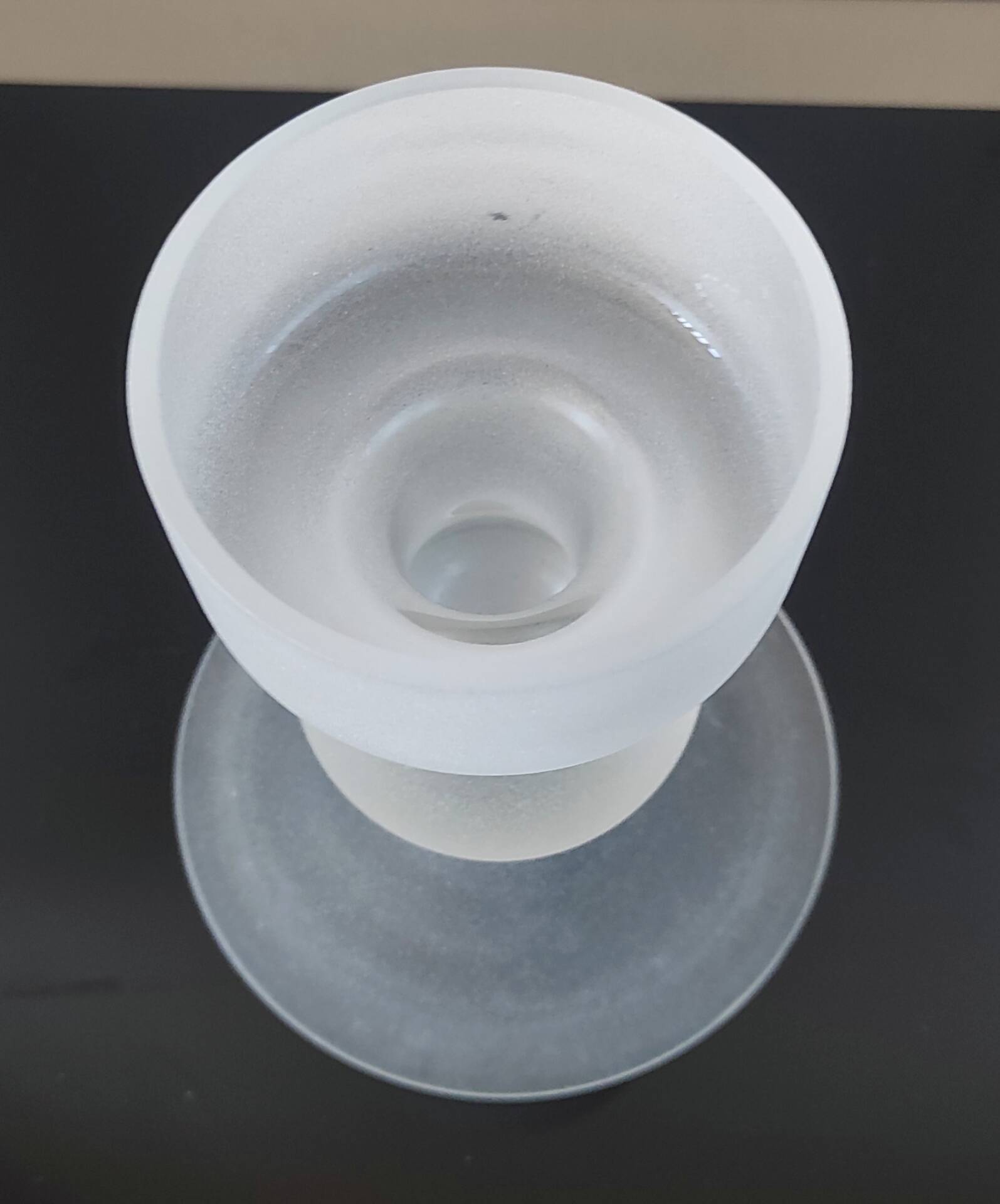 Sculptural candle holder in frosted glass.