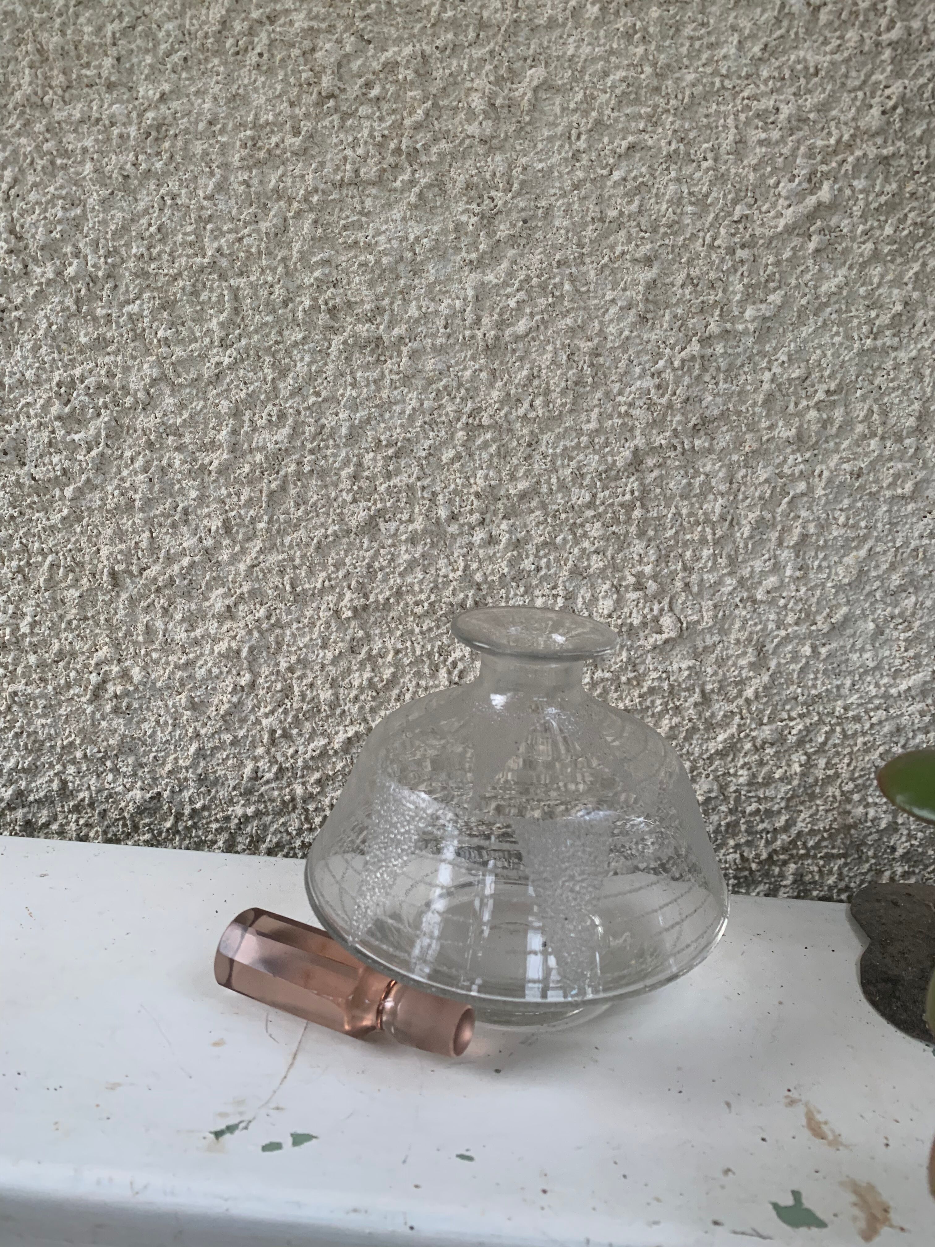 Deux flacons de parfum art deco en verre ciselé