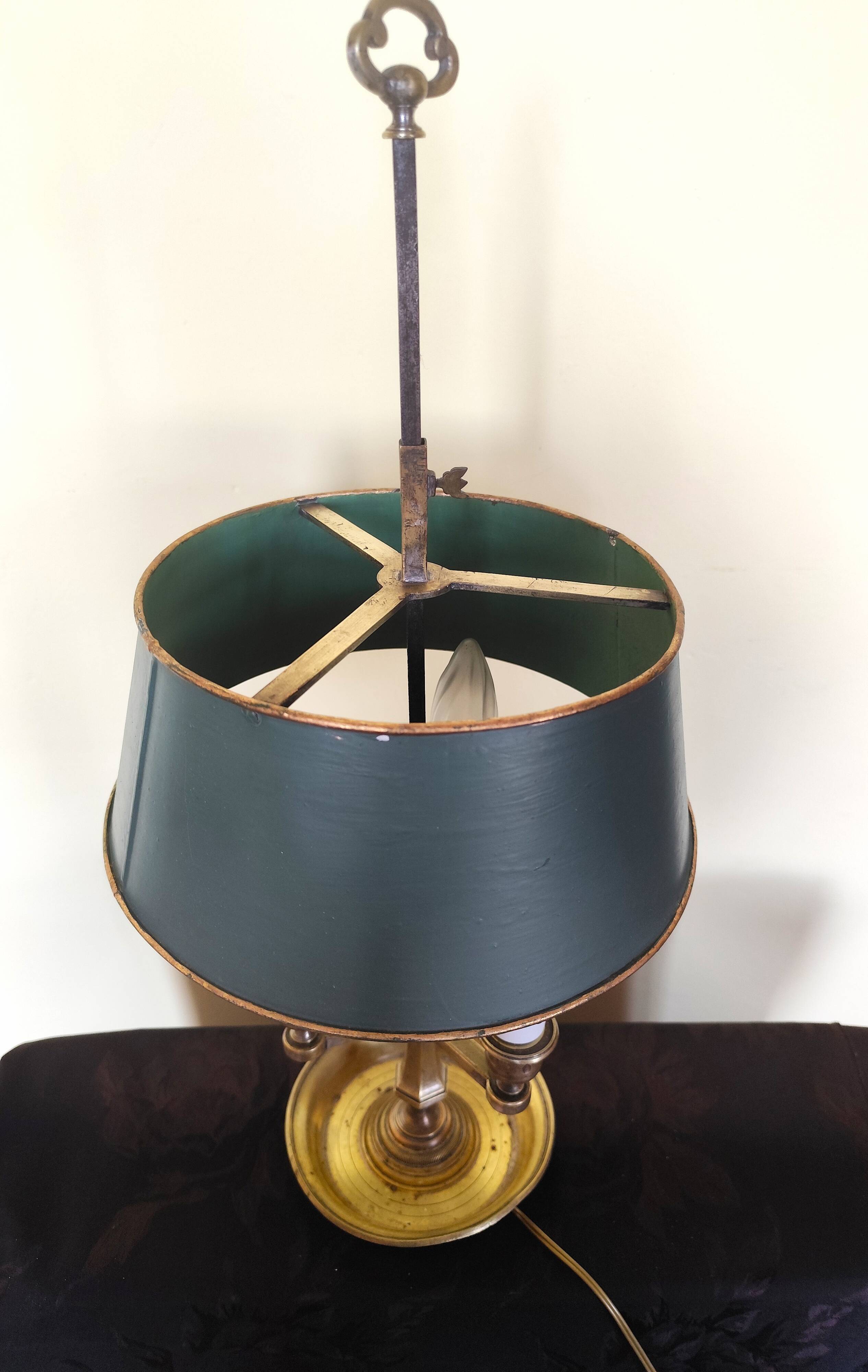 Three-light bouillotte lamp in gold metal, desk lamp.