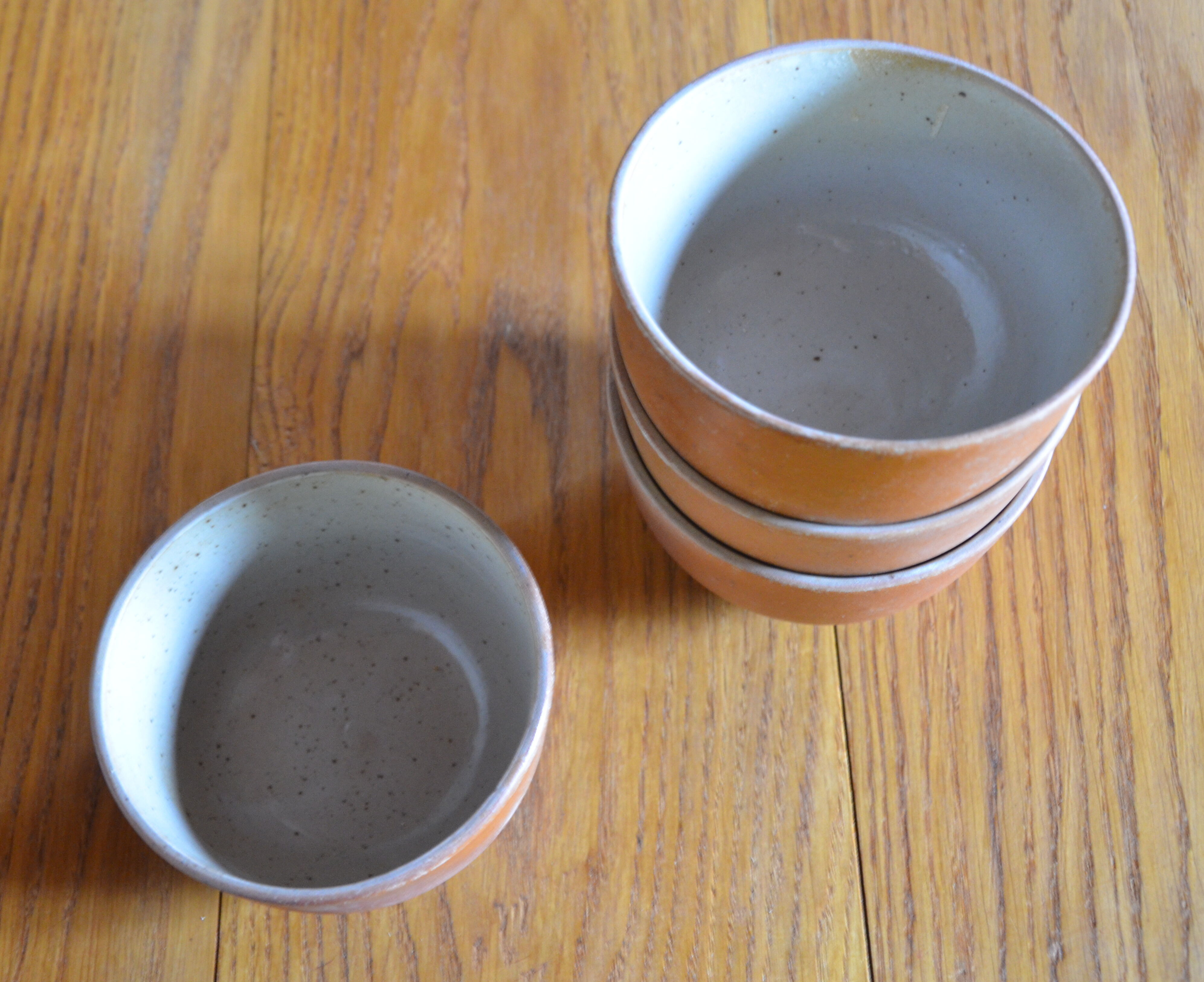 Lot of 4 bowls in sandstone and shiny grey inside