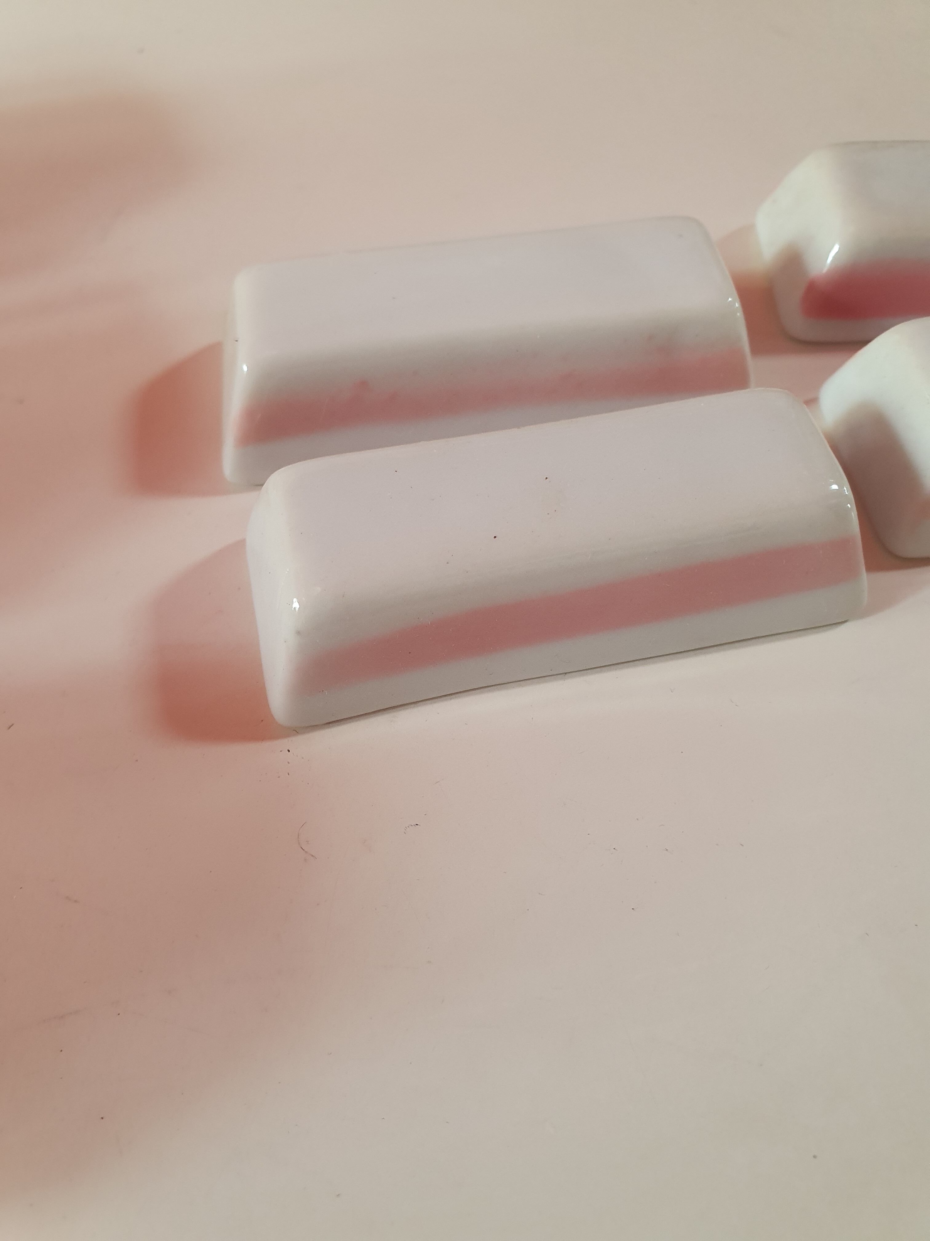 Set of 6 vintage knife holders in white and pink ceramic