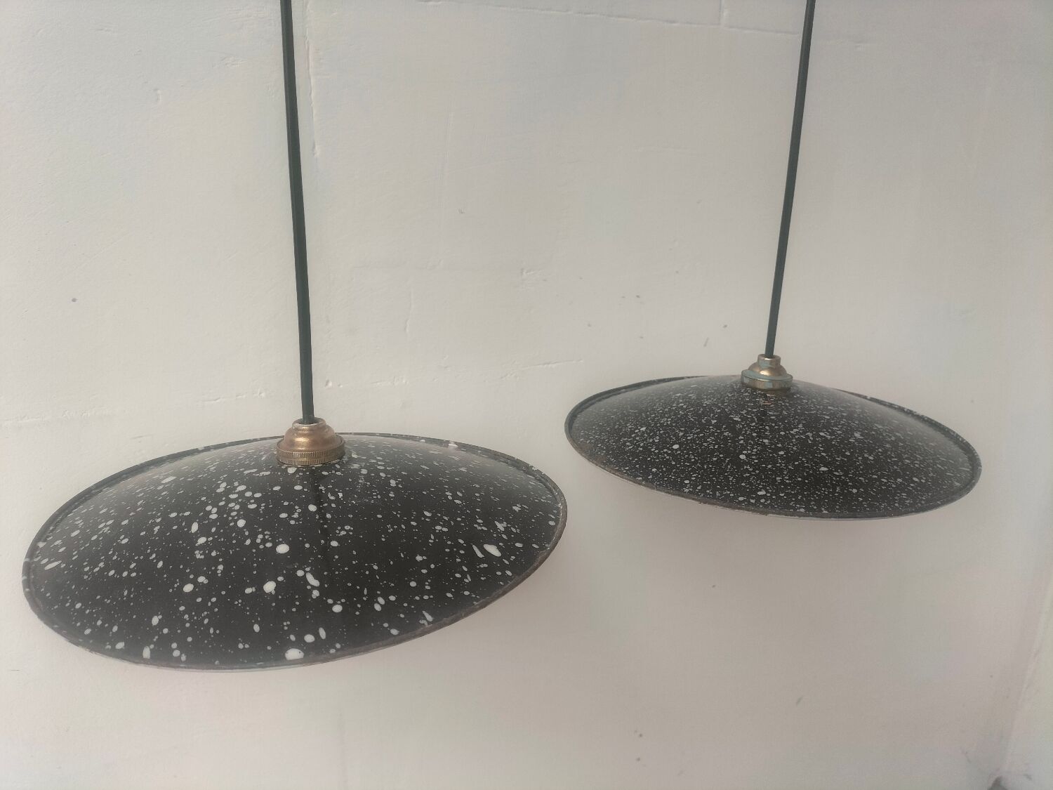 2 enamelled sheet metal suspensions