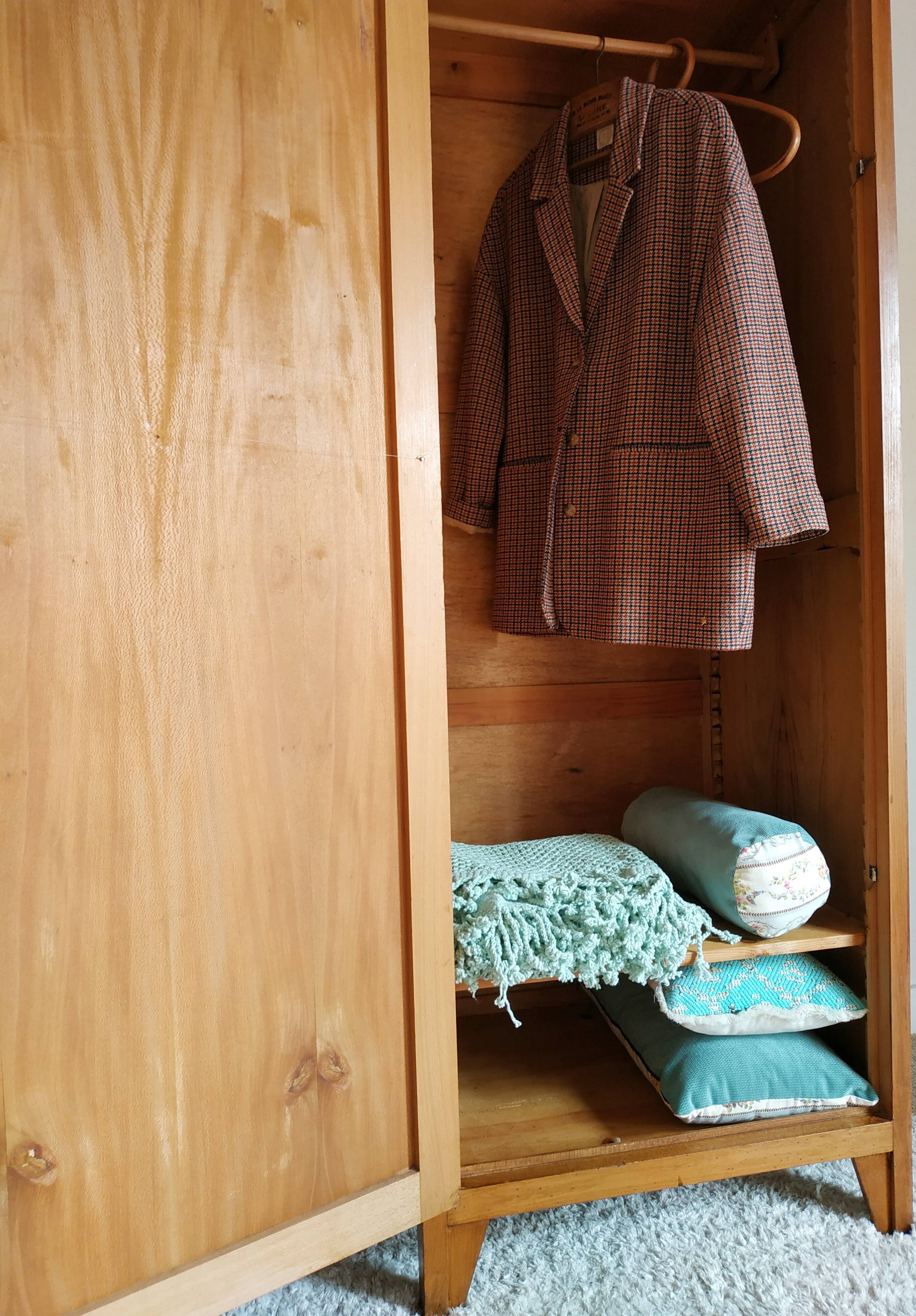 Parisian wardrobe goody feet compass 50s