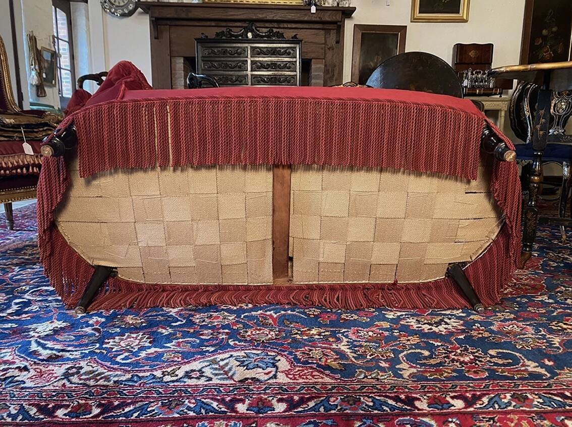 Napoleon III meridian, purple red velvet. Buttoned backrest.