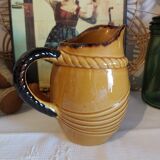 Old slipware jug Bandeau
