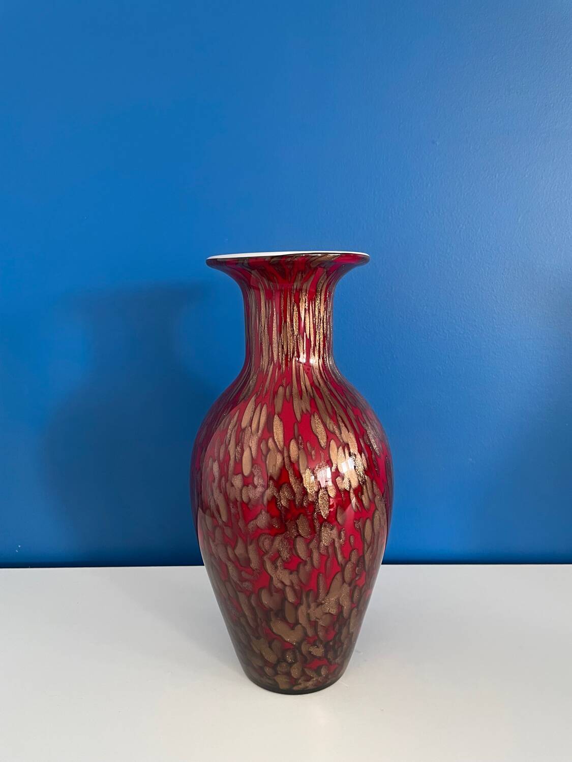 Vase verre opaline bordeau et doré