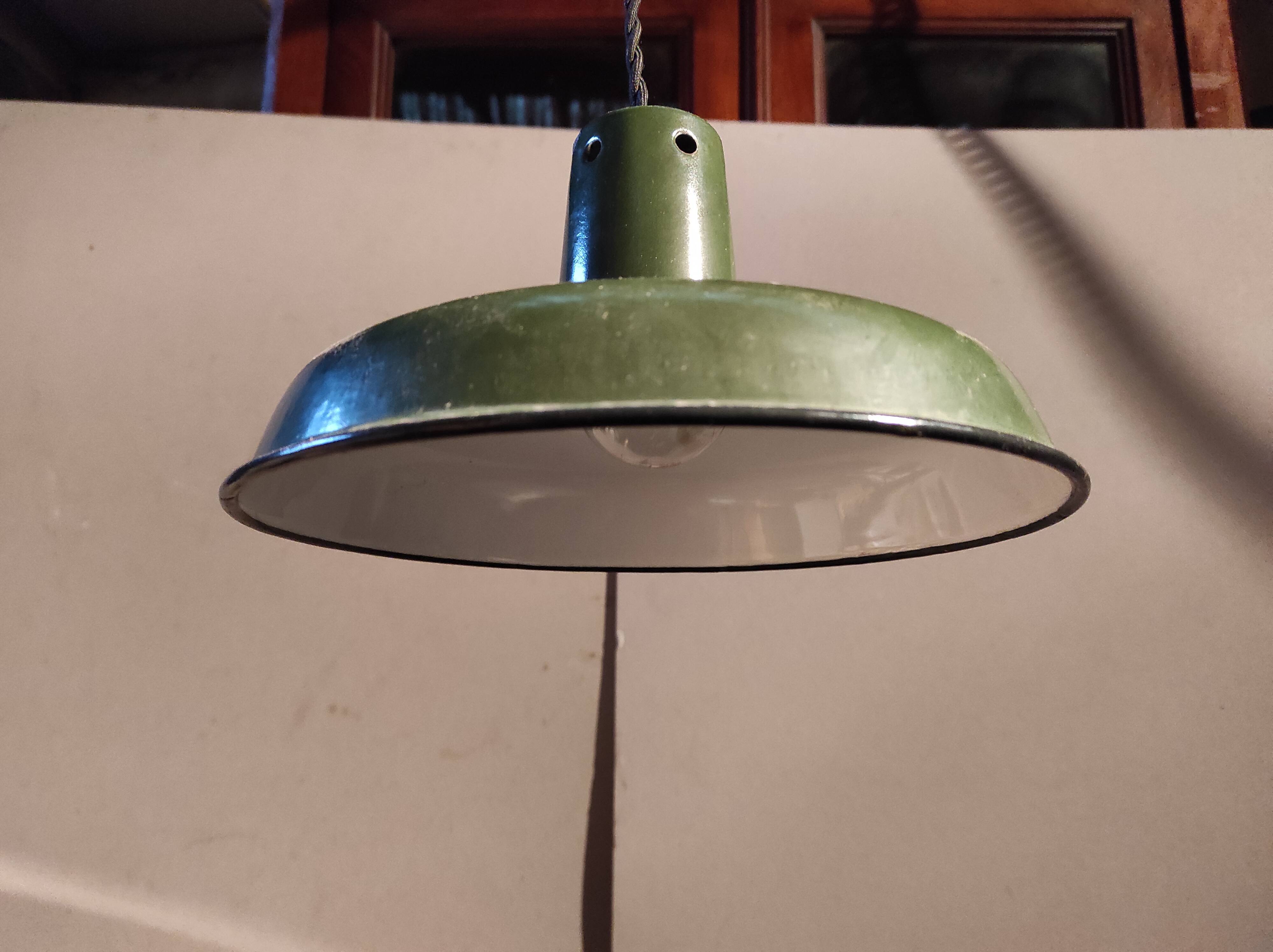 Suspension sheet enamelled green and white