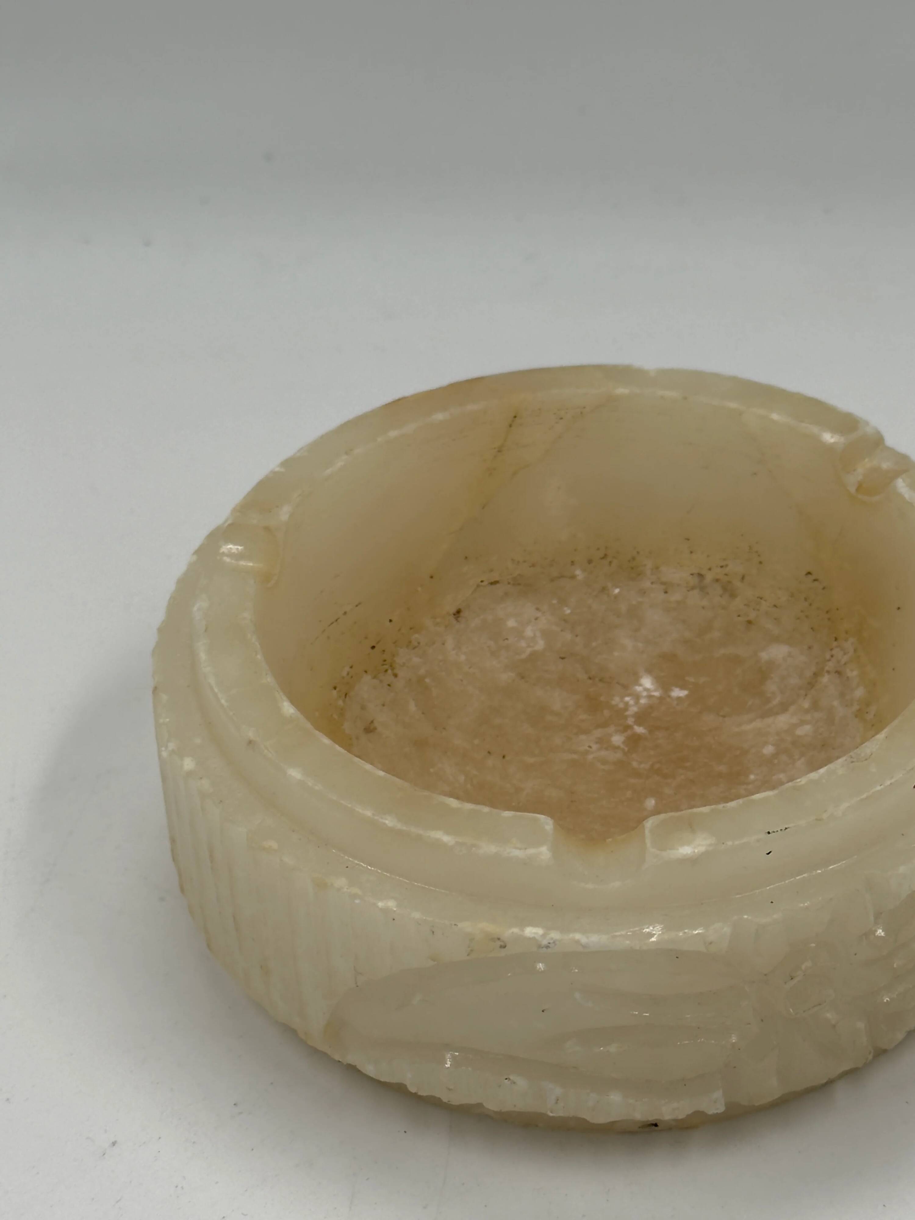Cendrier en albâtre sculpté avec côtés cannelés et frise de feuillage